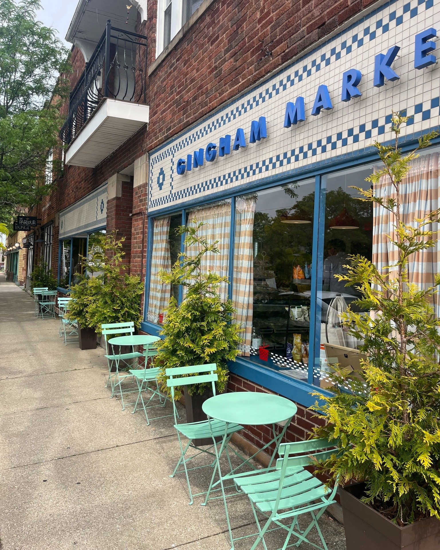 Thank GINGHAM it's Friday! 💙 The case is full, the chairs are out, the wine is chilled, we are ready to jumpstart the weekend with you. See you in the MARKET! #ginghammarket