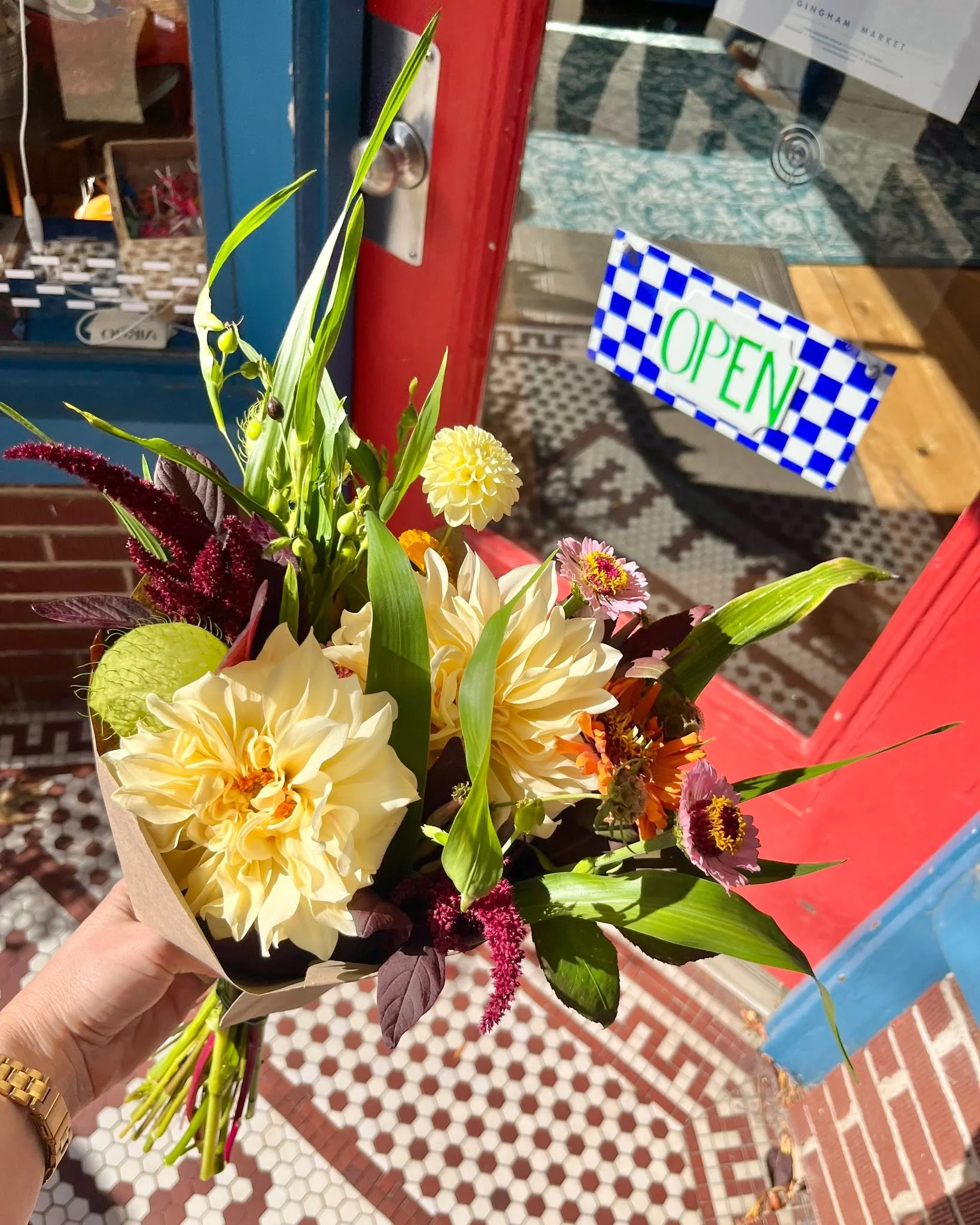 Life Hack: The best way to brighten any day? Flowers and GINGHAM! ππ
Here’s our Wednesday 10/22 GRAB & GO menu — stop in for a midweek pick-me-up! #ginghammarket