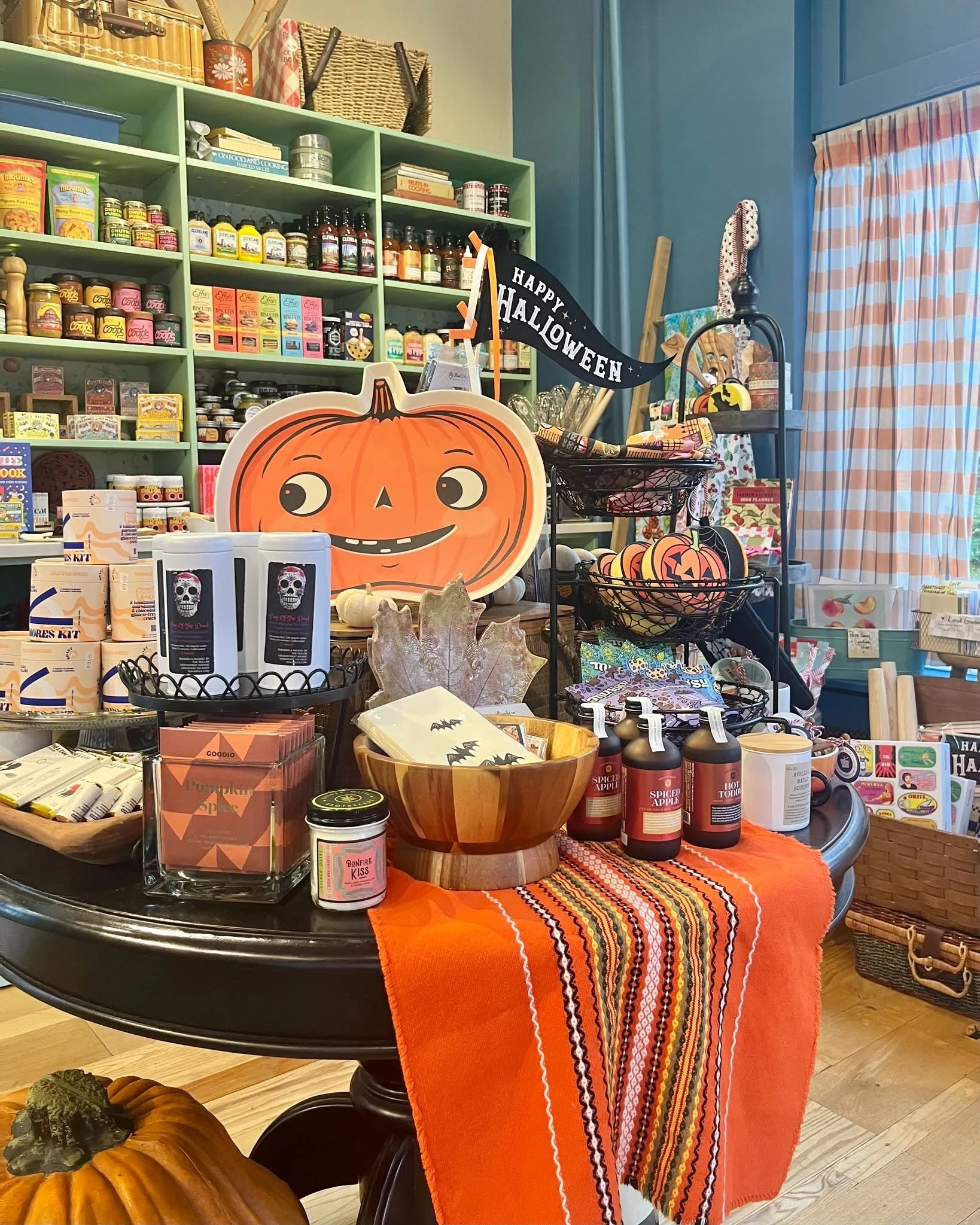 Don't let the rain keep you away! Turkey Wild Rice Soup and Waldorf Chicken Salad on Croissant are just a few of the goodies on our daily 10/23 GRAB & GO. βπ
Don't forget to join us from 4 to 6pm to celebrate Mugsy Bakes 1st Birthday!