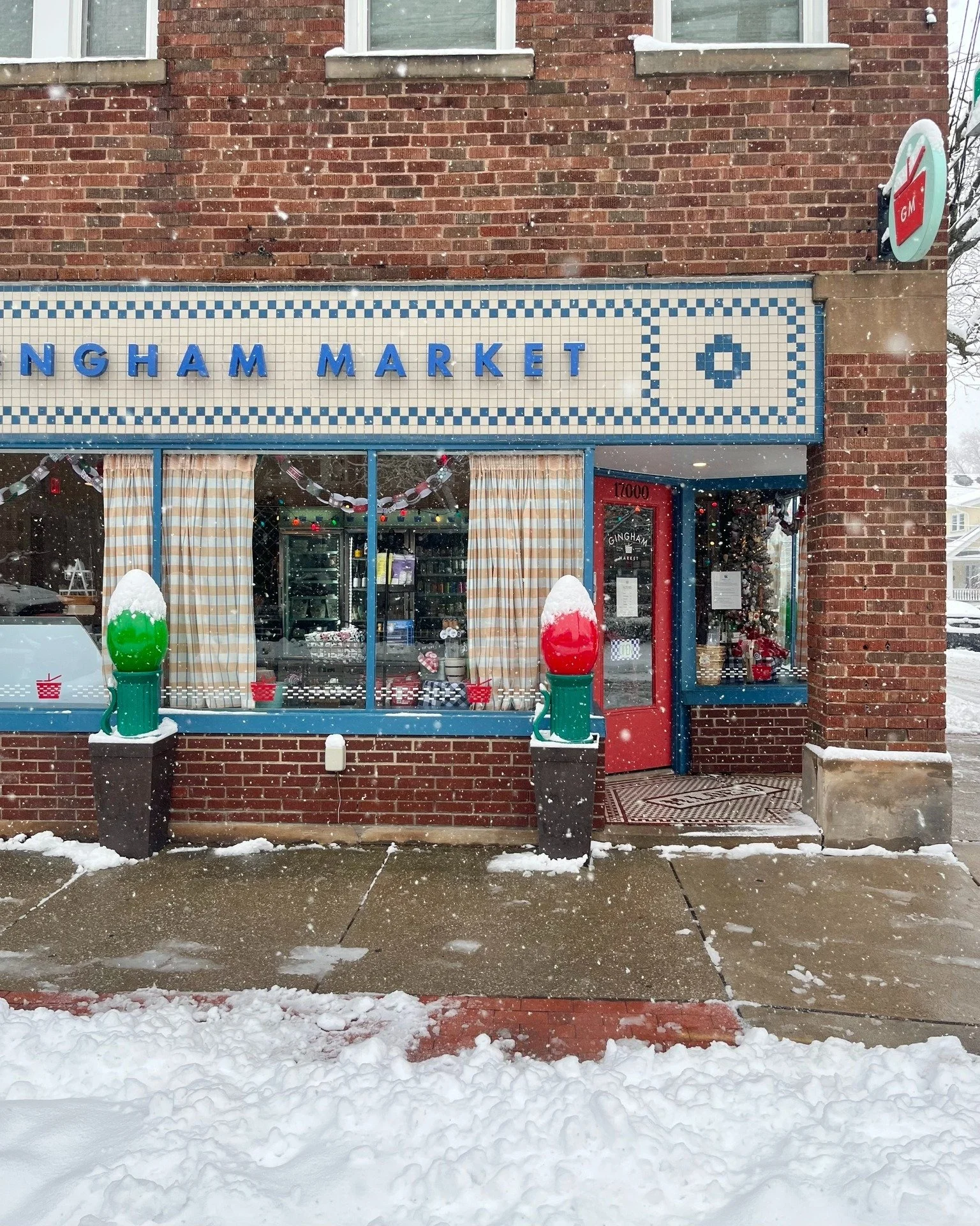 Hello, December ❄️✨ A snowy start feels just right. Swing by for something warm, something delicious, and a little GINGHAM cheer to kick off the month. The MARKET is open 10am to 4pm! #ginghammarket