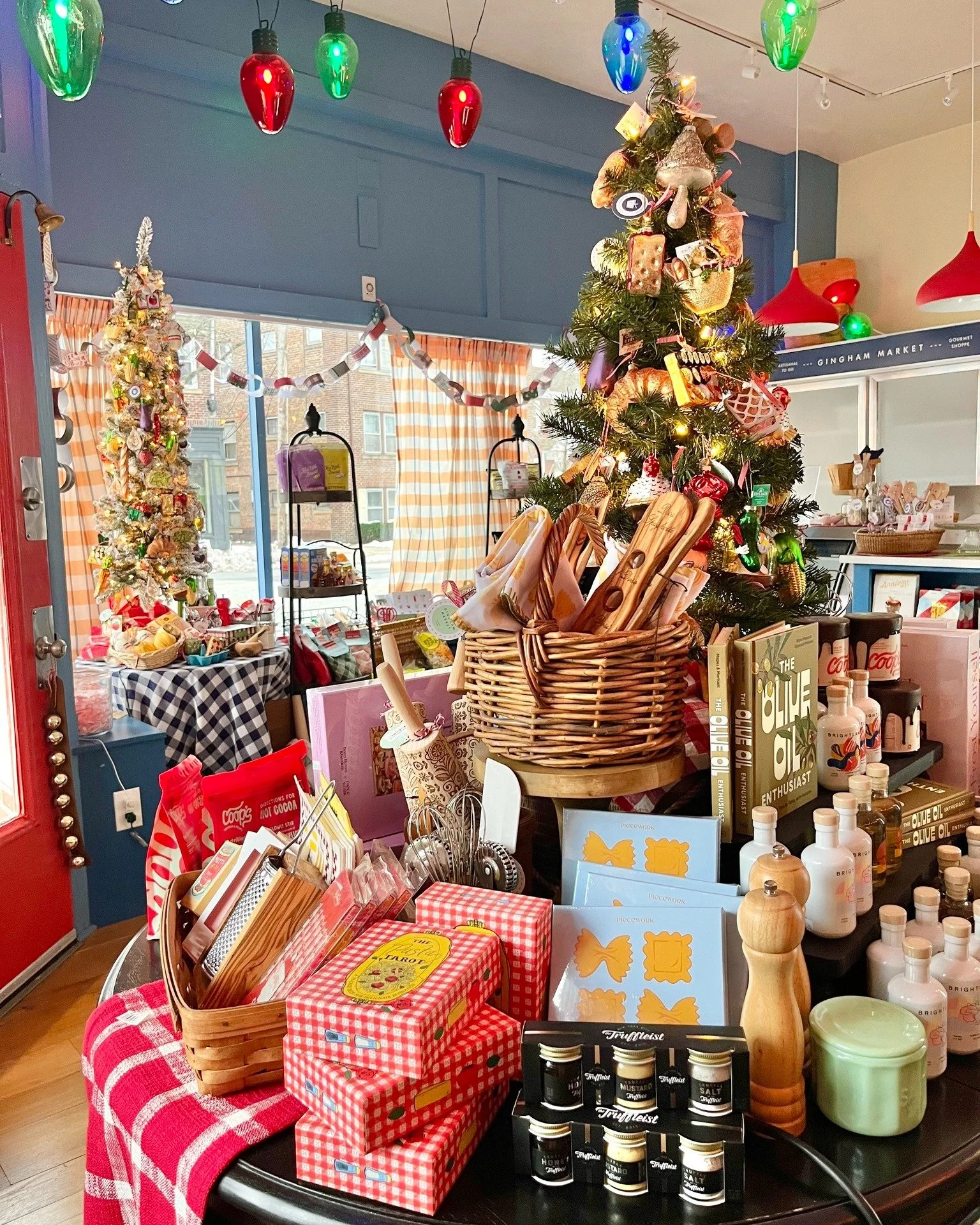 Saturday is serving good bites and a few checkmarks on your holiday shopping list. ✔️🥐 Breakfast croissants are made to order this morning, with our BBQ Grilled Chicken Wrap and Tofu Banh Mi ready for lunch.

💙 Only TWO more Saturdays of GINGHAM th