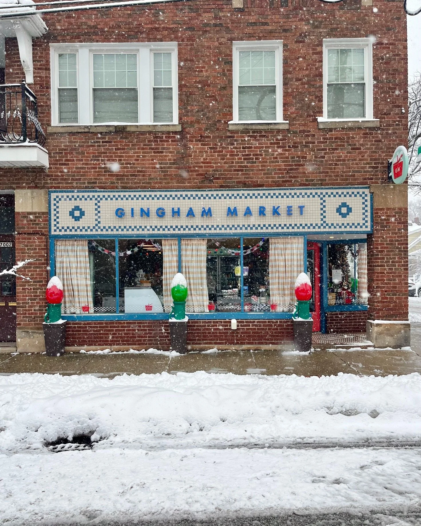 Holding on to snowy days of GINGHAM past! ⛄ While the snow may be melting outside, the MARKET is full of holiday cheer. The case is stocked with tasty bites, Lasagna Soup is warm in the crock, and we&rsquo;re staying open LATE until 8pm tonight! See 