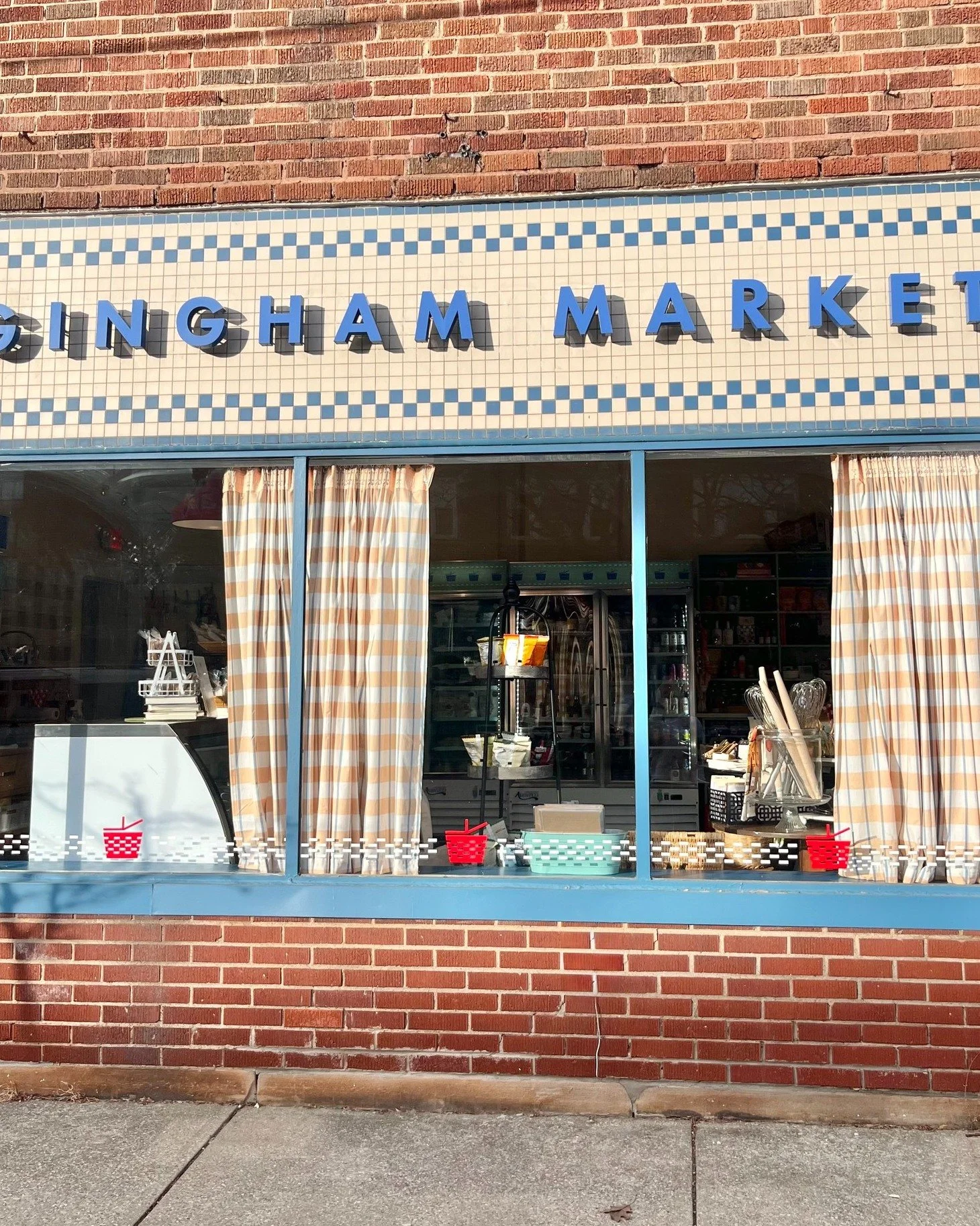 Rise and shine! GINGHAM is serving up a Saturday full of good bites, breakfast sandwiches on croissants, and all the weekend comfort. 💙 🥐 The MARKET is open 9am to 4pm, swipe for the Saturday 1/10 GRAB &amp; GO menu! #ginghammarket