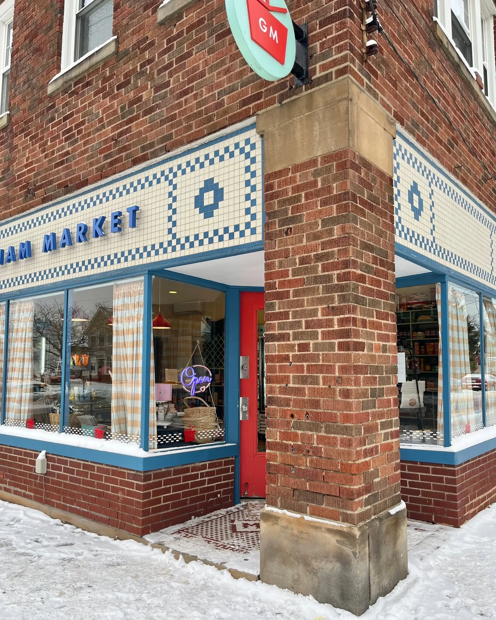 TGIF! 💙 We&rsquo;re serving up comfort and big bites today &mdash; come see us at GINGHAM, open from 10am&ndash;6pm! 🥪🧺 #ginghammarket