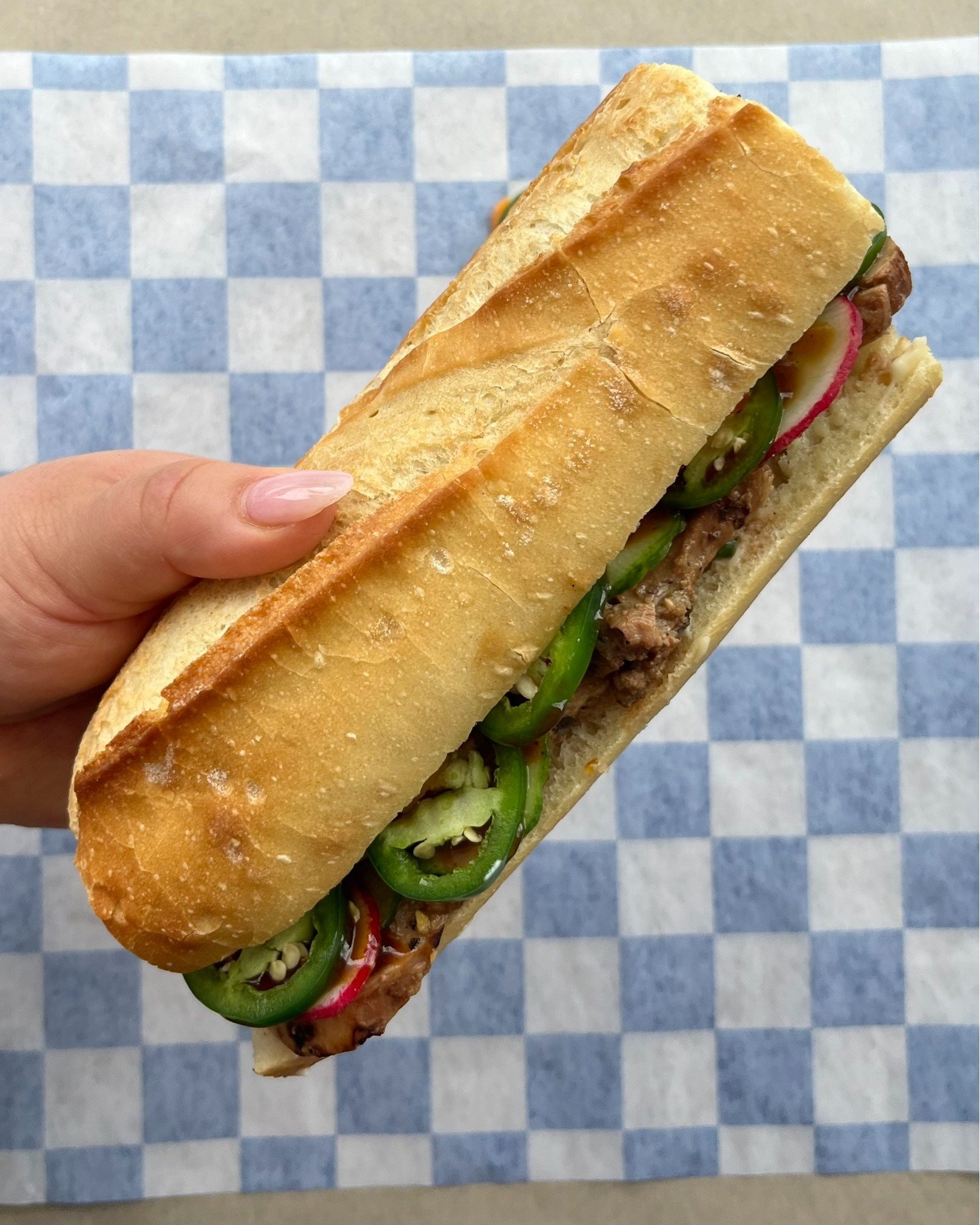 When Friday is cold, schools are closed, and a snowstorm is knocking on the weekend door&hellip; you lunch smarter 😌❄️ Meatloaf for comfort, Banh Mi for a little kick, and plenty of reasons to stop in this weekend! 💙 #ginghammarket

Stock up with u