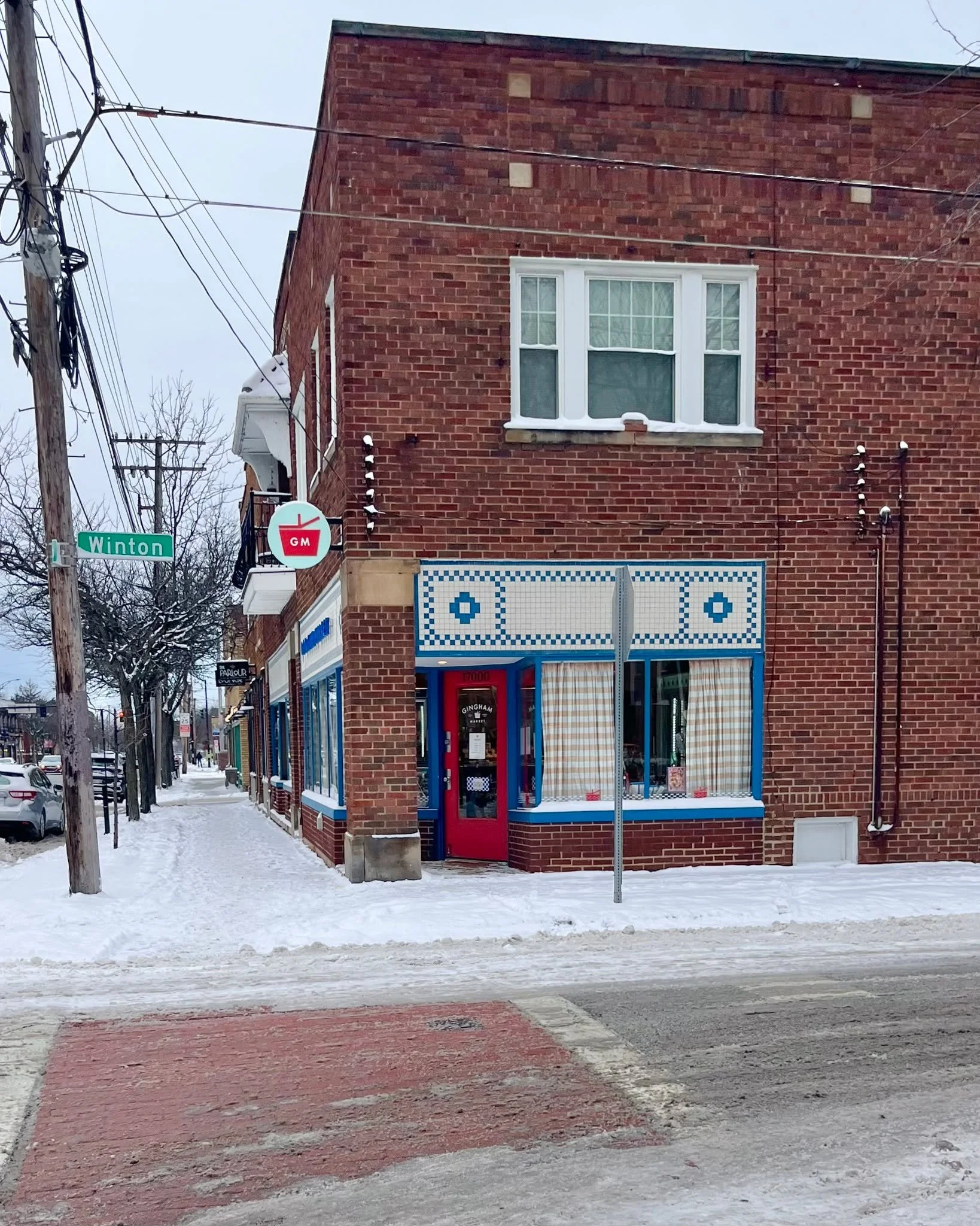 That almost-weekend feeling! 💙 Crispy Chicken Wraps, French Onion Soup, Wedge Salads &mdash; so many good bites to choose from today! Come by the MARKET; Andrea, Emily &amp; Maura are here. 🧺🥣 #ginghammarket