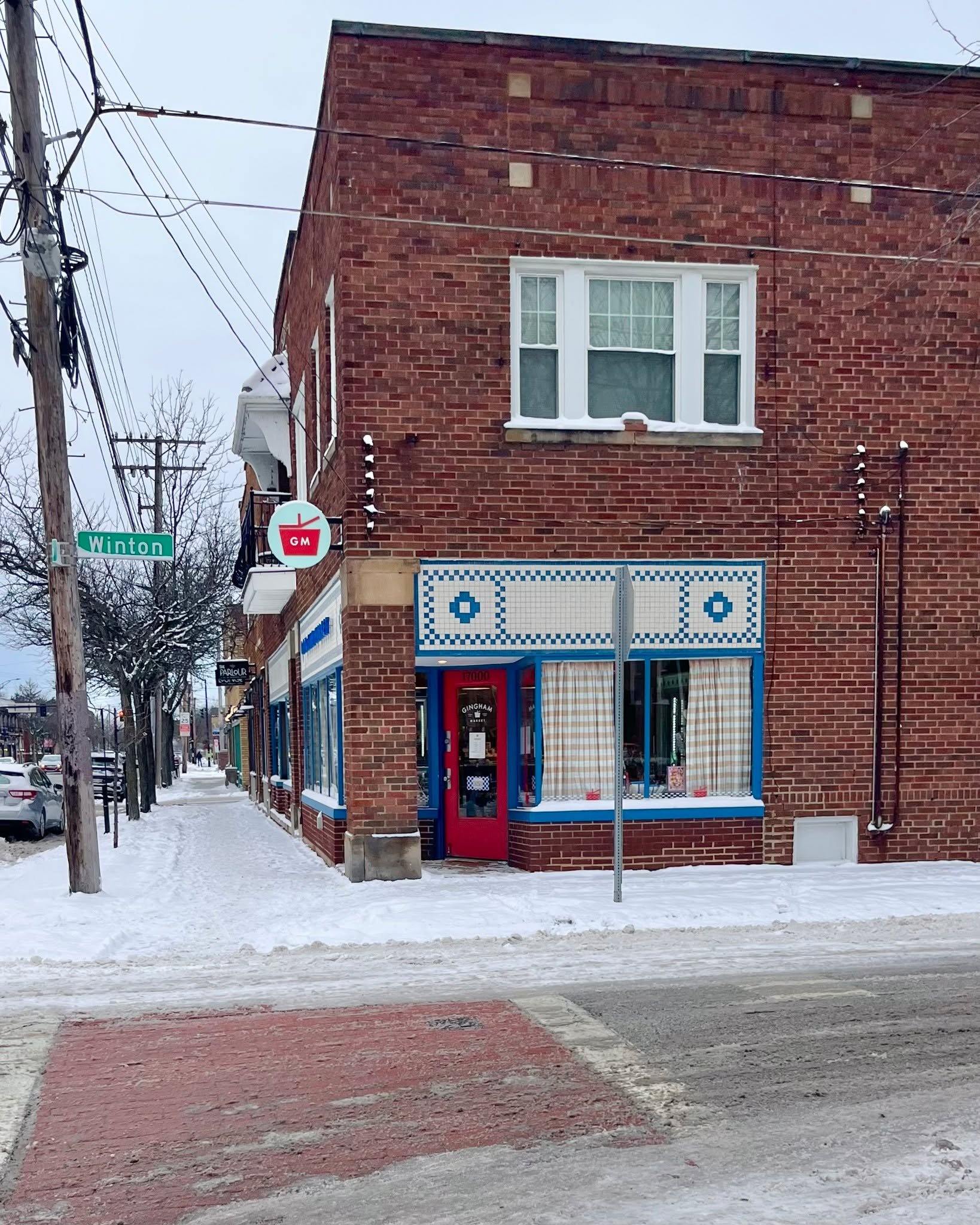 That almost-weekend feeling! 💙 Crispy Chicken Wraps, French Onion Soup, Wedge Salads &mdash; so many good bites to choose from today! Come by the MARKET; Andrea, Emily &amp; Maura are here. 🧺🥣 #ginghammarket