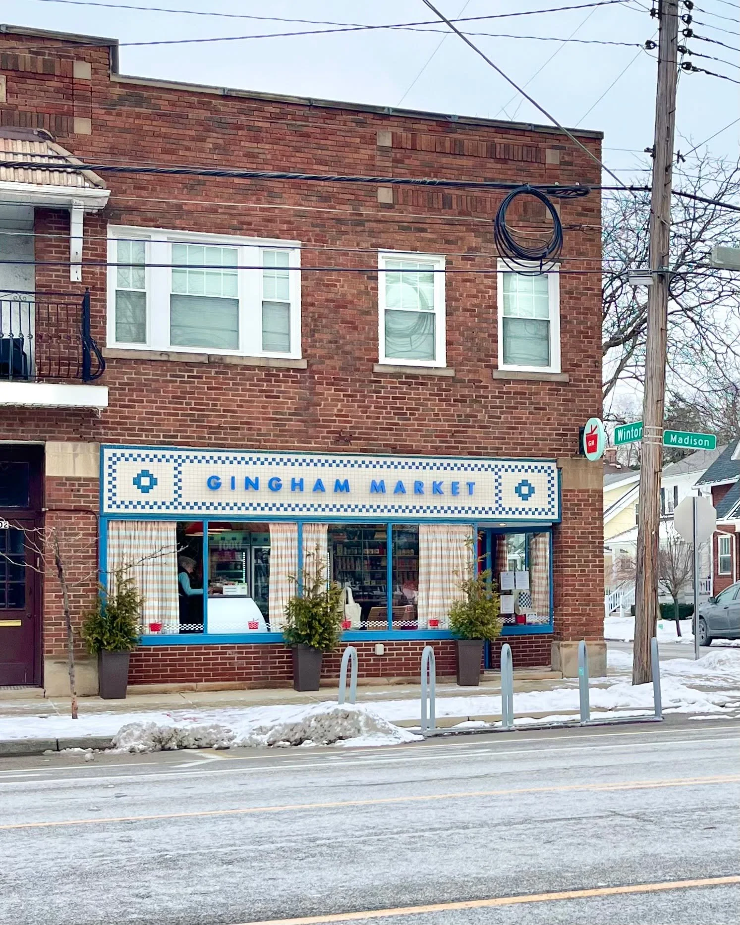 Bundle up! Breakfast Bodgea Sandwiches are on the menu this morning! Grab a quart of Cowboy Chunky Beef Chili and a sandwich for later, the team is here 9am to 4pm. 💙 #ginghammarket