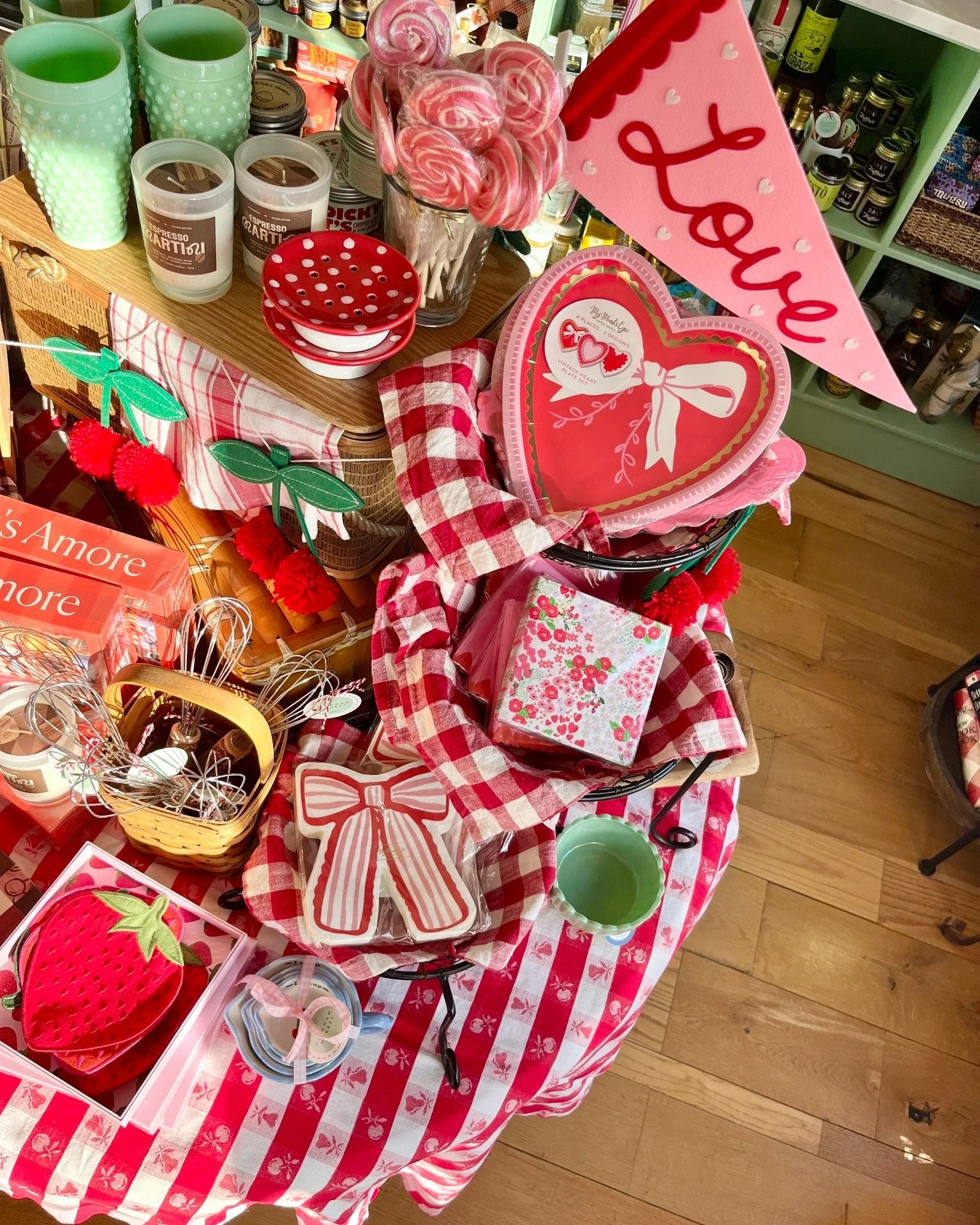 Happy Valentine's Week! Stop in for tasty bites and delicious treats, all week long. Here is the TUE. 2/10 GRAB &amp; GO menu! ❤🧺 #ginghammarket