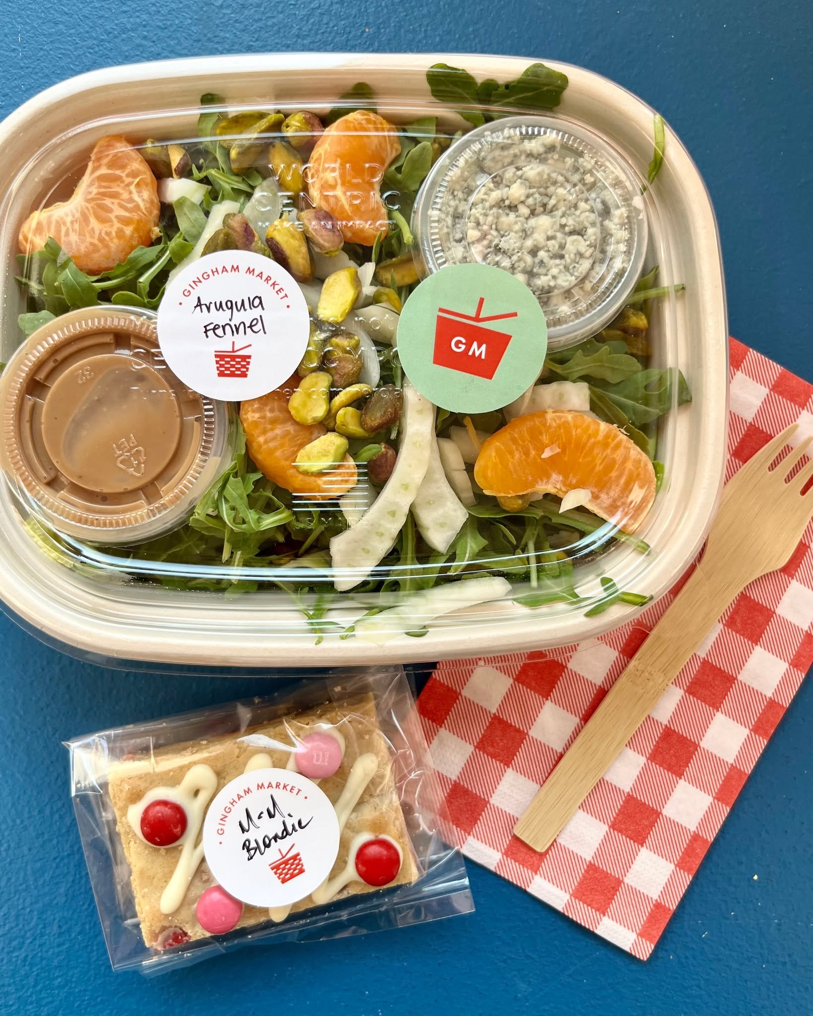 Balance, the GINGHAM way. 💙 Something fresh, something sweet&mdash;our salads paired with an M&amp;M Blondie Bar make the perfect MARKET moment.

Our GREEN SALAD of the week is our Arugula &amp; Fennel Salad with oranges, pistachios, and blue cheese