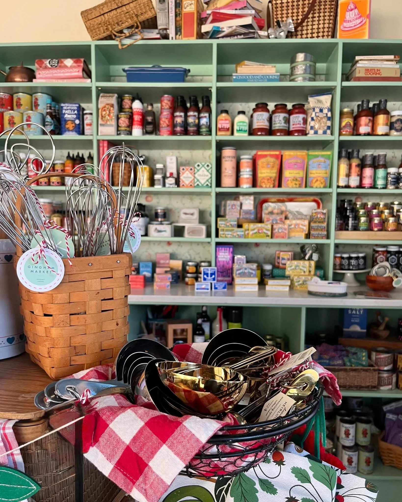 Hello, Tuesday &mdash; and hello to a new week at GINGHAM! 💙 Today&rsquo;s GRAB &amp; GO is packed with favorites and feel-good bites: Herbed Chicken Salad on a croissant, Muffuletta, Smoked Turkey, and a Cauliflower Shawarma Wrap, plus quiche, Lasa