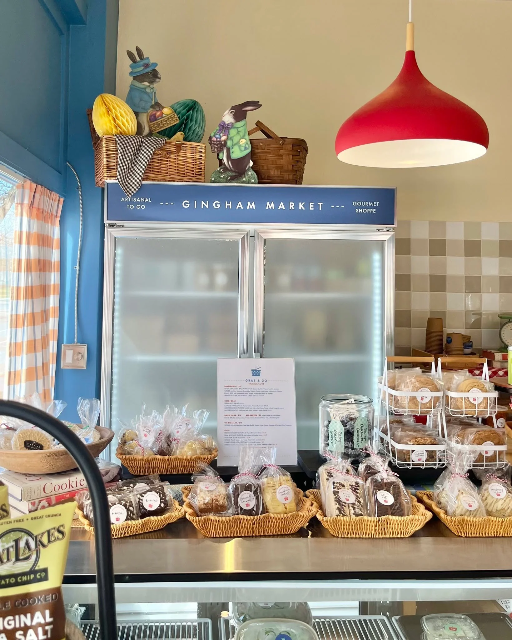 FRI-YAY! 🐟🧺 It's the last Friday to grab our Beer Batter Cod Fish Sandwich -- New England Clam Chowder is also warm in the crock. The GINGHAM crew is here until 6pm with all your weekend faves! 💙 #ginghammarket