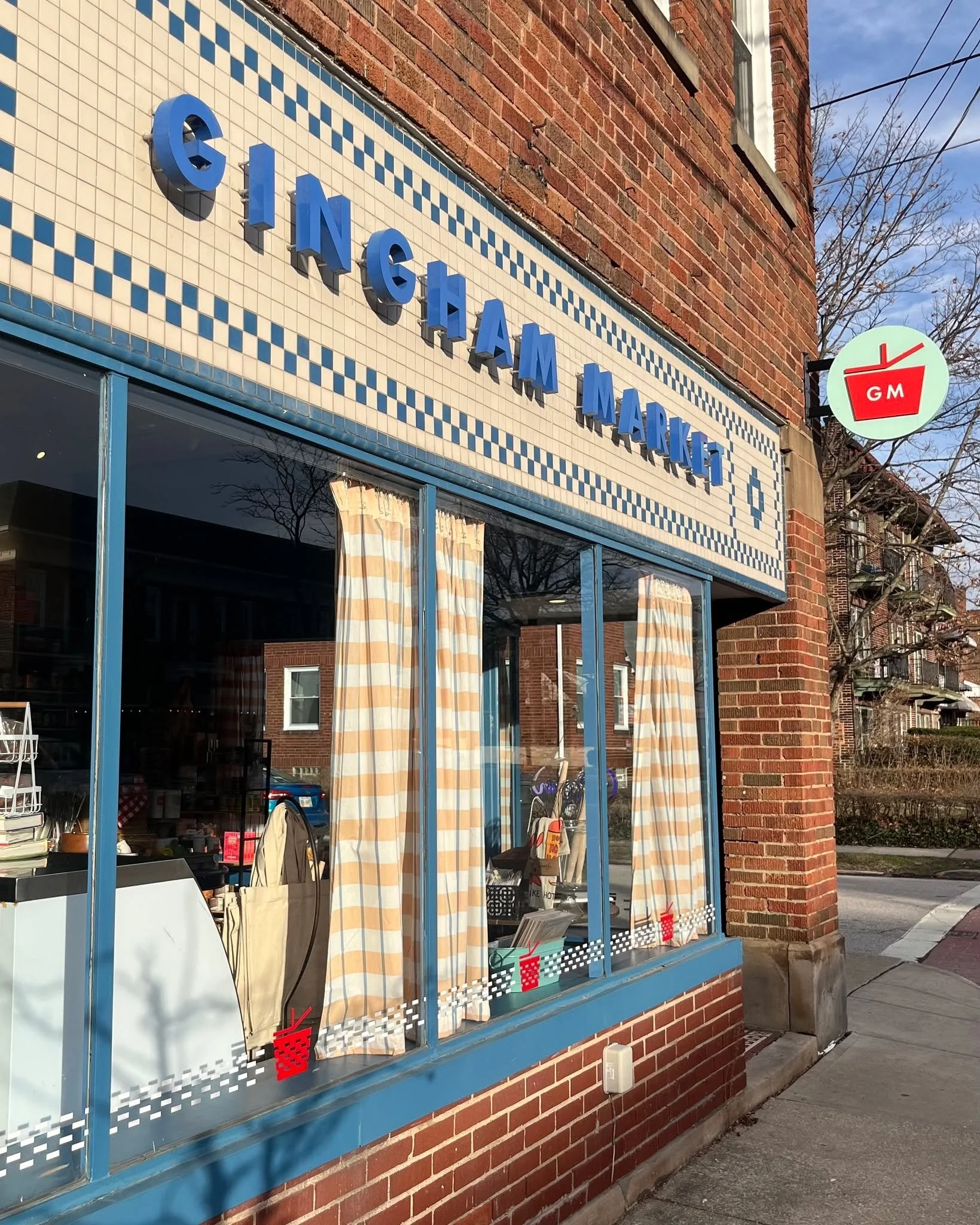 A Thursday menu worth stopping in for! 💙 Chipotle Chicken Salad, and our new Lunch Box Turkey with French Onion Soup, warm in the crock. The MARKET is open until 6pm, come early for a bite! 🥪 #ginghammaret