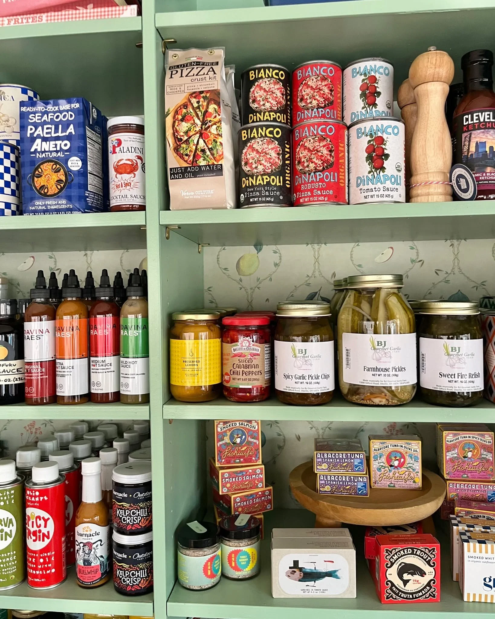 Good morning, Saturday! 💙 Coffee in hand, Bodega Breakfast Sandwiches on the menu, and a cozy little MARKET waiting for you. ☕🥪

🧺 The rest of today&rsquo;s GRAB &amp; GO is stocked up too, so whether you&rsquo;re stopping in for breakfast, lunch,