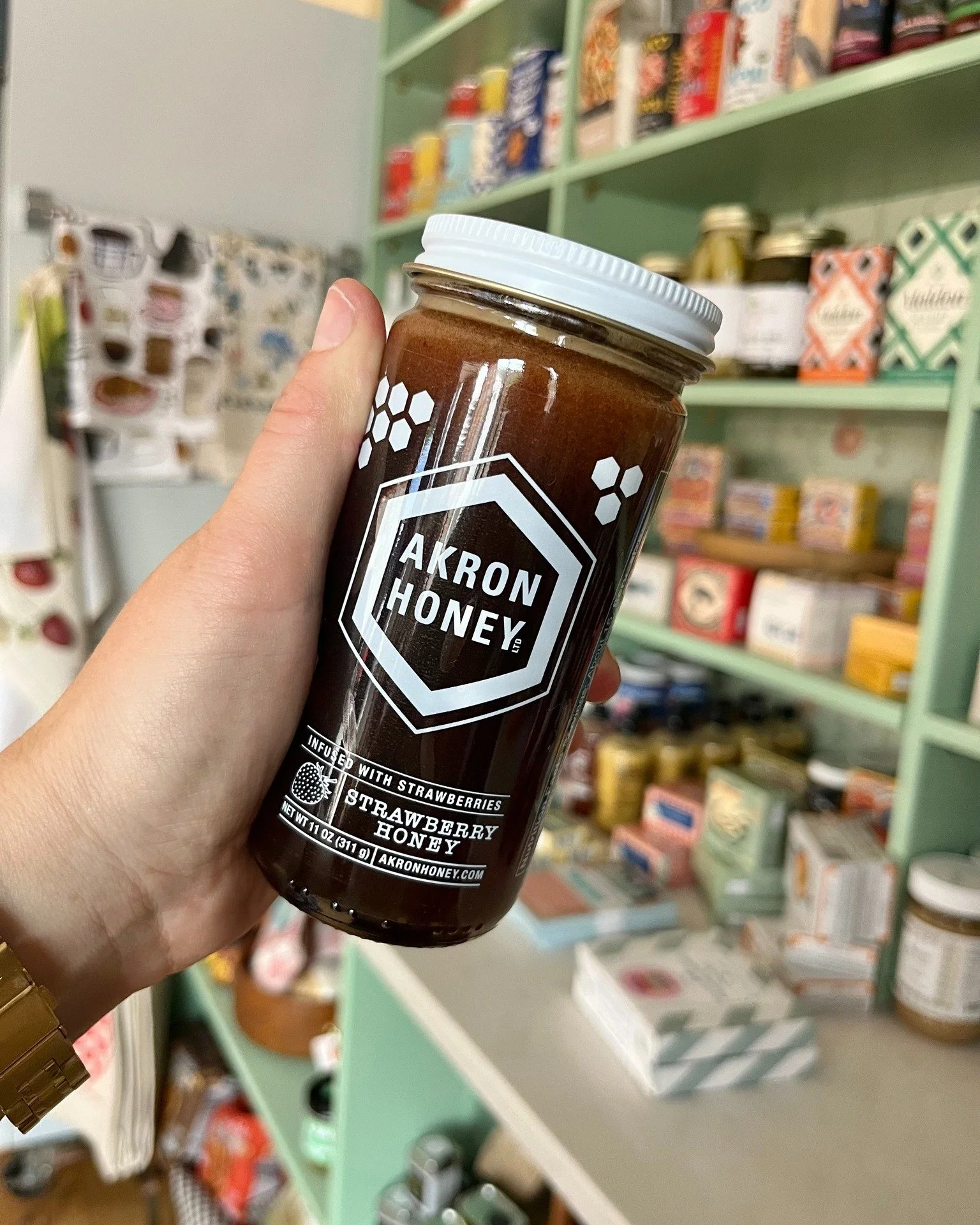 After-hours MARKET update. 💙🧺 Our pantry shelves got a few good restocks this week: Akron Honey&rsquo;s seasonal Strawberry Honey hit the shelves, Chutni Punch is back, BJ Gourmet Pickles have returned, and PUR Spices Bold &amp; Airy Snacks are rea