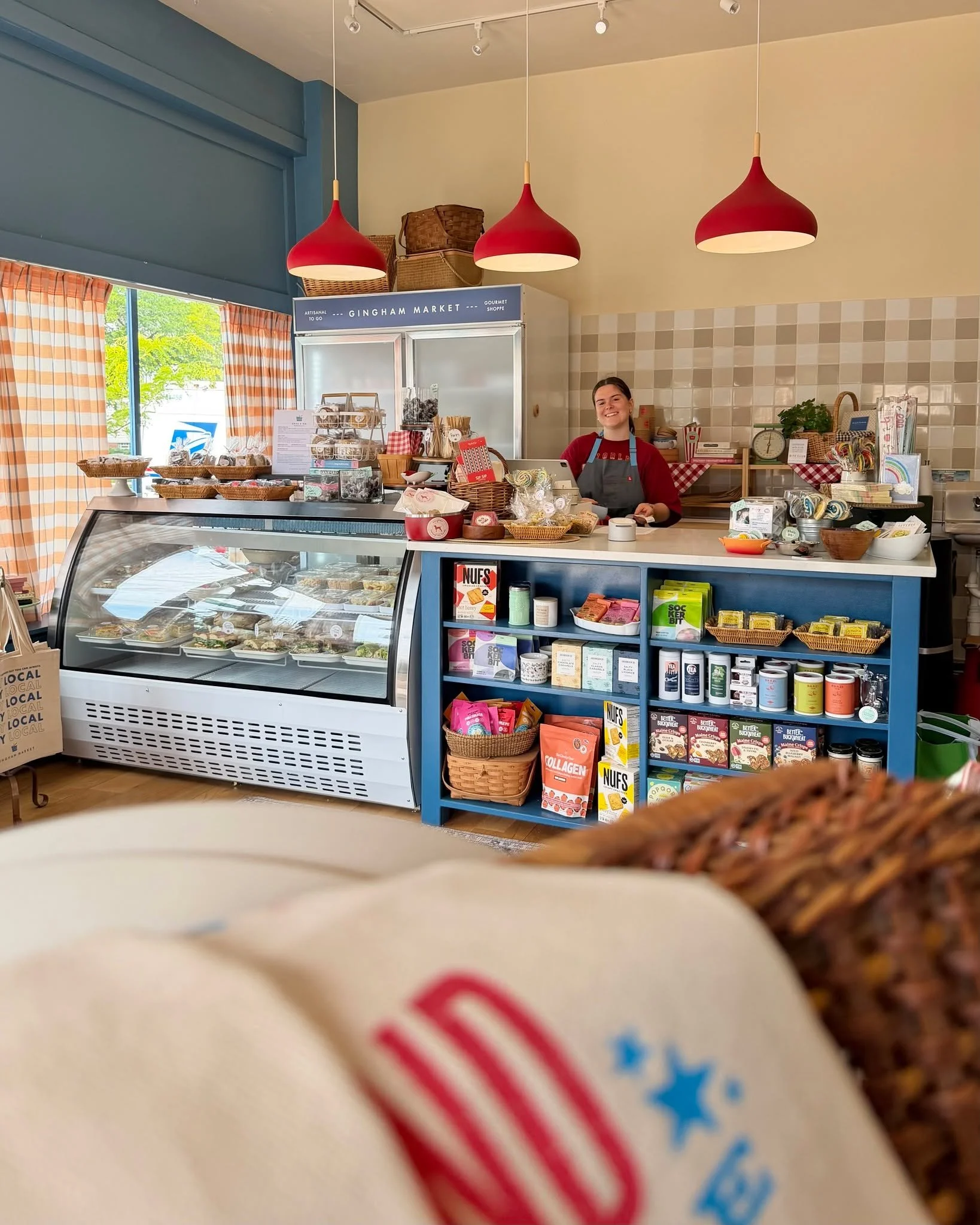 THURSDAY! ☀ Stop by for lunch, stay for a chat -- Smoked Turkey on Marble Rye, Grilled Chicken Hummus Wraps and Rice Noodle Salads. See you soon! 💙
