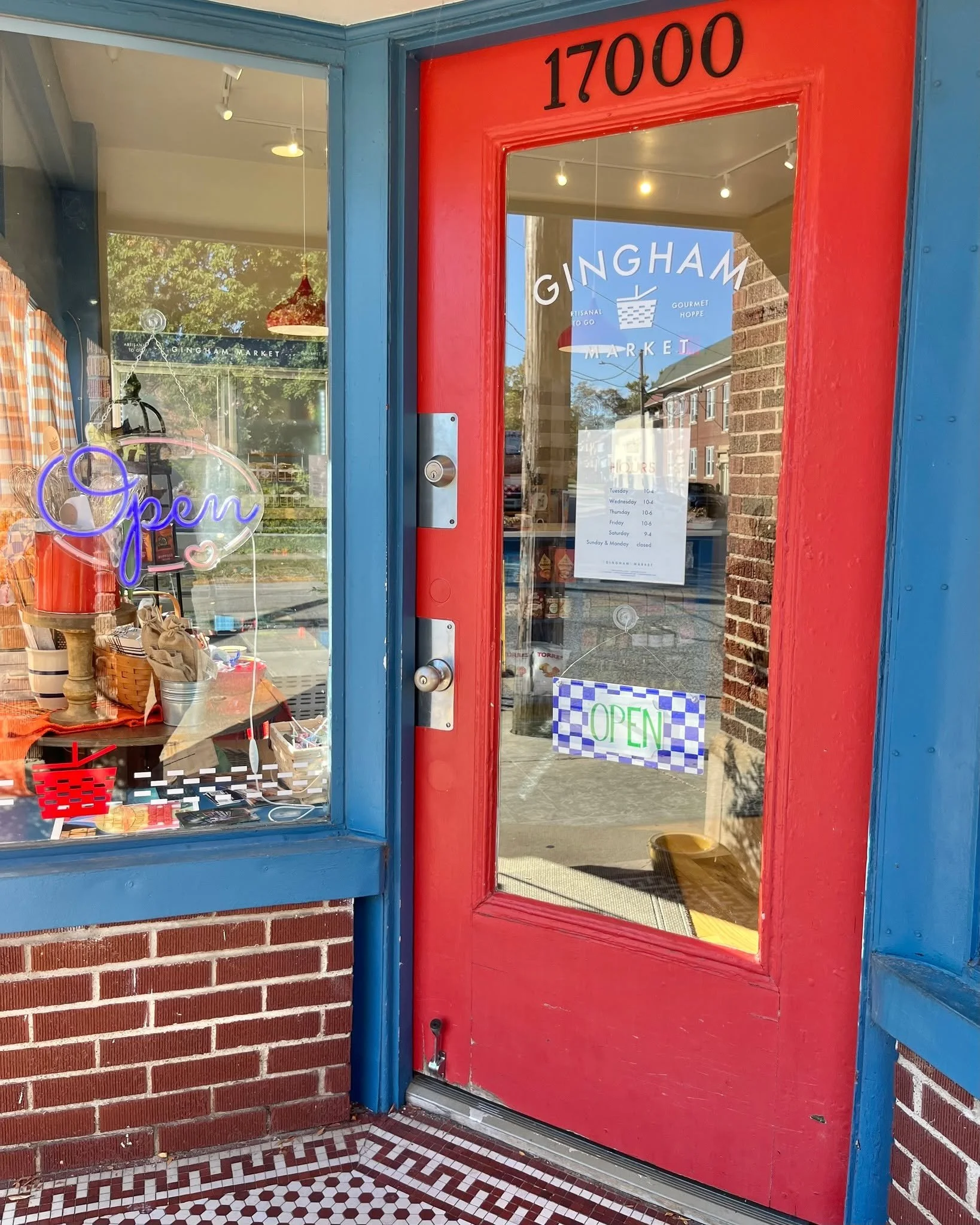 Back to school... and back to lunch breaks. 🍎💙🧺 The routines are returning, the calendars are filling up, and after a busy morning, you deserve a little break.

Step away for lunch, treat yourself to something delicious, and let GINGHAM take one t