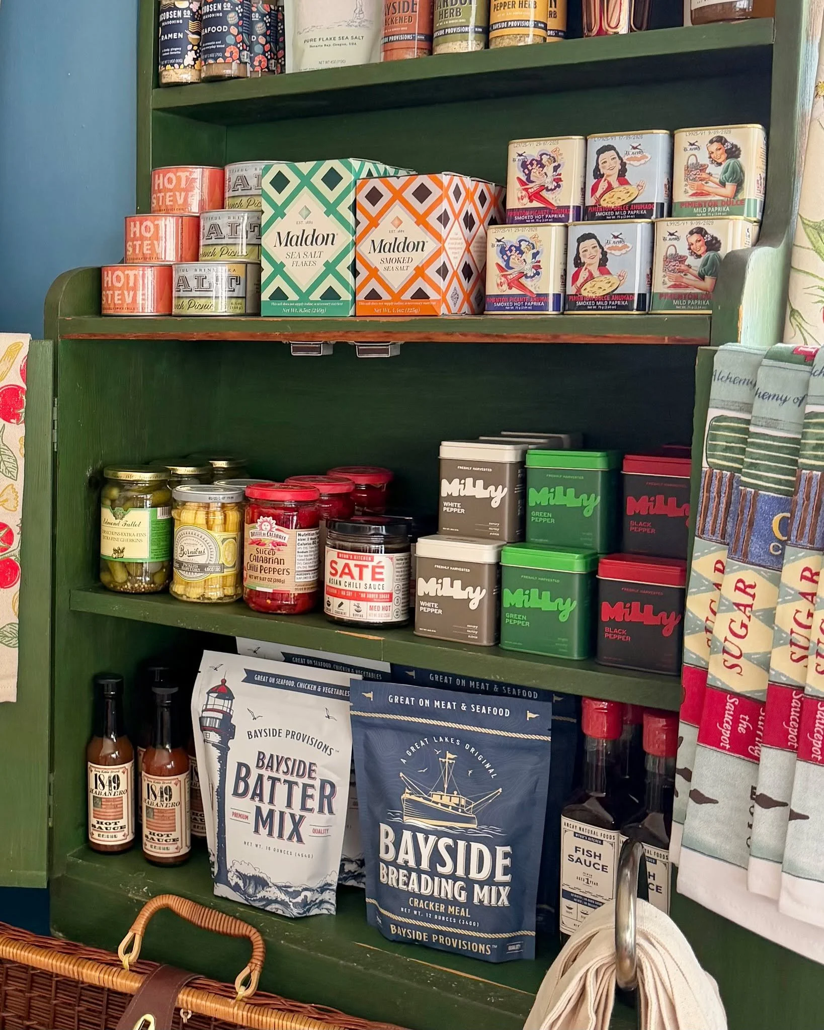 The MARKET is tucked in and looking extra cozy tonight. 💙🧺 Shelves are stocked, weekend goodies are waiting, and we&rsquo;re getting ready to do Saturday the GINGHAM way.

Breakfast served hot until noon + a Meet the Makers pop-up make for a pretty