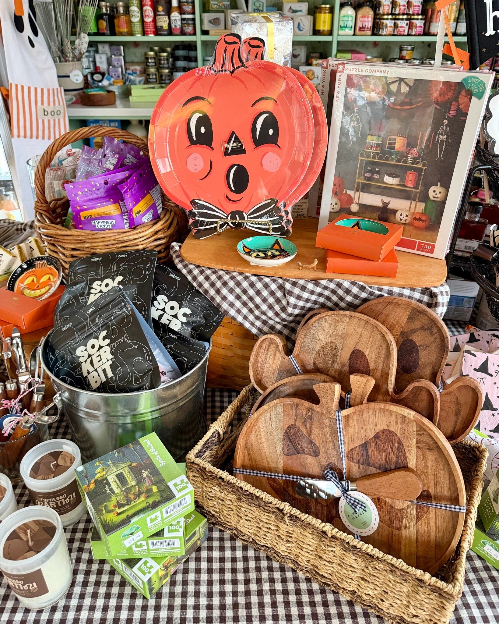 October has entered the MARKET. 🎃🍂💙

The shelves have made their fall + Halloween switch, and today&rsquo;s menu is getting into the spirit, too. Grab a Nashville Hot Chicken Wrap or Smoked Turkey on a Pretzel Bun, then do a little MARKET wanderin