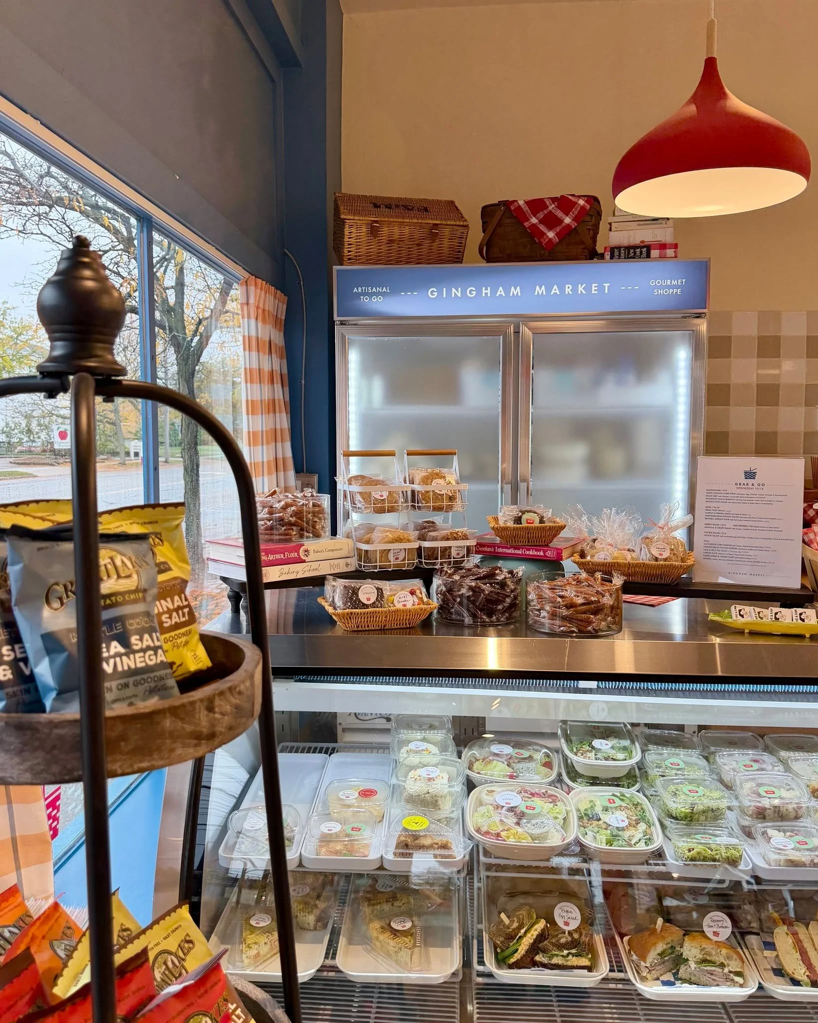 A sleepy Wednesday calls for a cozy bite to eat. 💙🍂 Today's GRAB &amp; GO features our Crispy Chicken Cobb Wrap,  Ham &amp; Split Pea Soup, our Arugula &amp; Grape Salad + a reimagined Ham &amp; Burrata. The MARKET team is here 10am to 4pm, see you