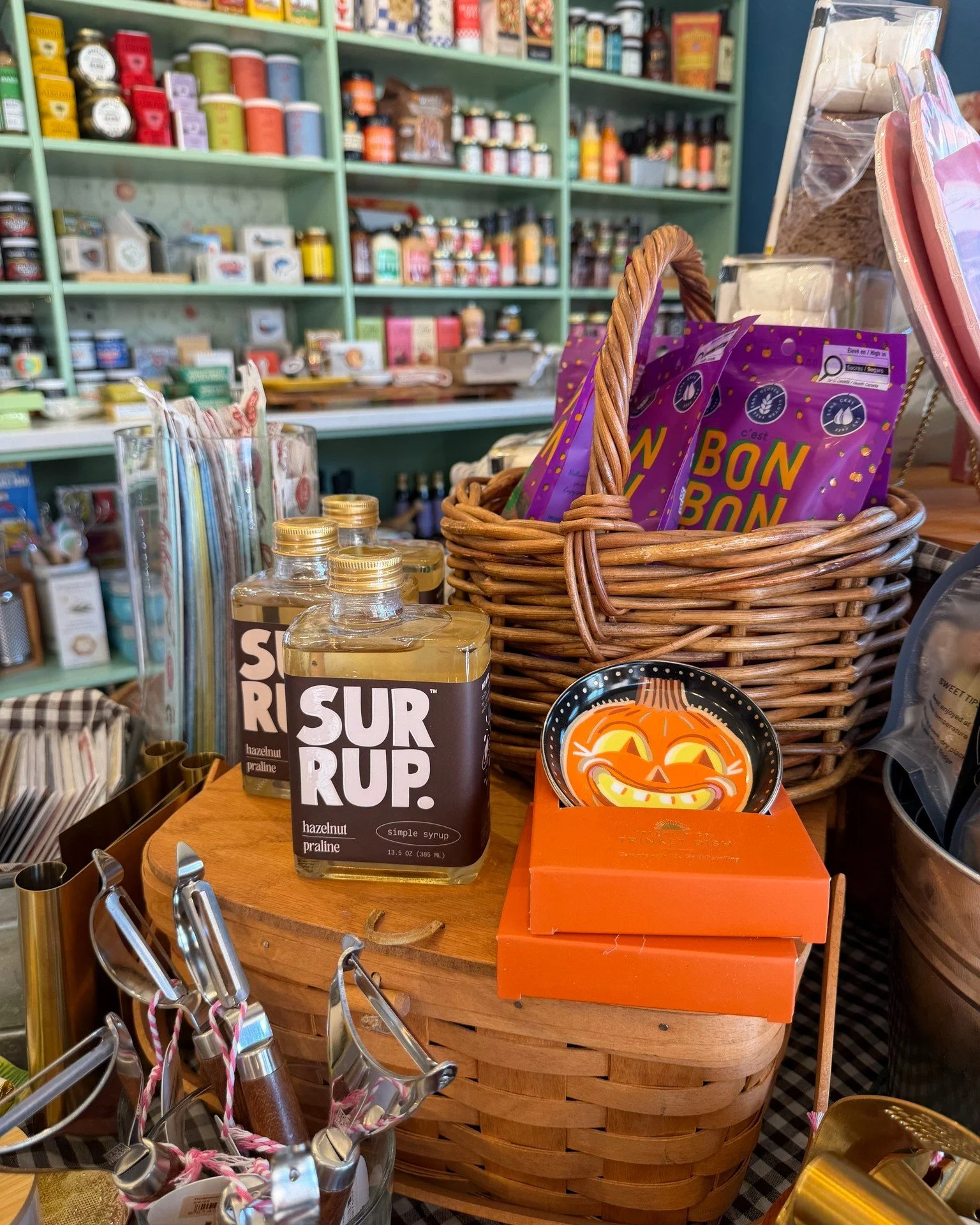The weekend is here! 💙🧺 Cute and tasty Halloween goodies are tucked around the MARKET, Pork Schnitzel Sandwiches are on the menu, and French Onion Soup is in the crock. A pretty delicious way to wrap up the week. The GINGHAM crew is here 10am to 6p