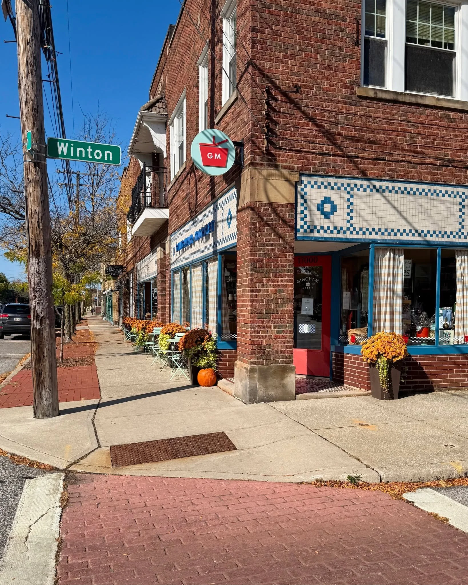 Fall days don't get much better than this! ☀️🍂💙 A little sunshine, Turkey &amp; Gouda Sandwiches, and Lentil Soup in the crock. Thursday is treating us well!

Enjoy the beautiful weather and swing by the MARKET for lunch! Open until 6 PM. 🧺