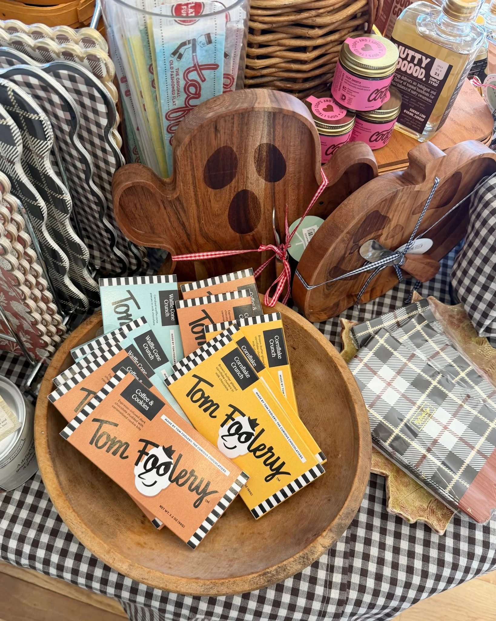 A little spooky, a little sweet, and plenty of treats! 🎃🍫💙

Our Halloween table is filled with festive finds, from cute trinket dishes and serving boards to frightfully fun Swedish candies and gourmet chocolate bars from Tom Foolery!

🍫 Coffee &a
