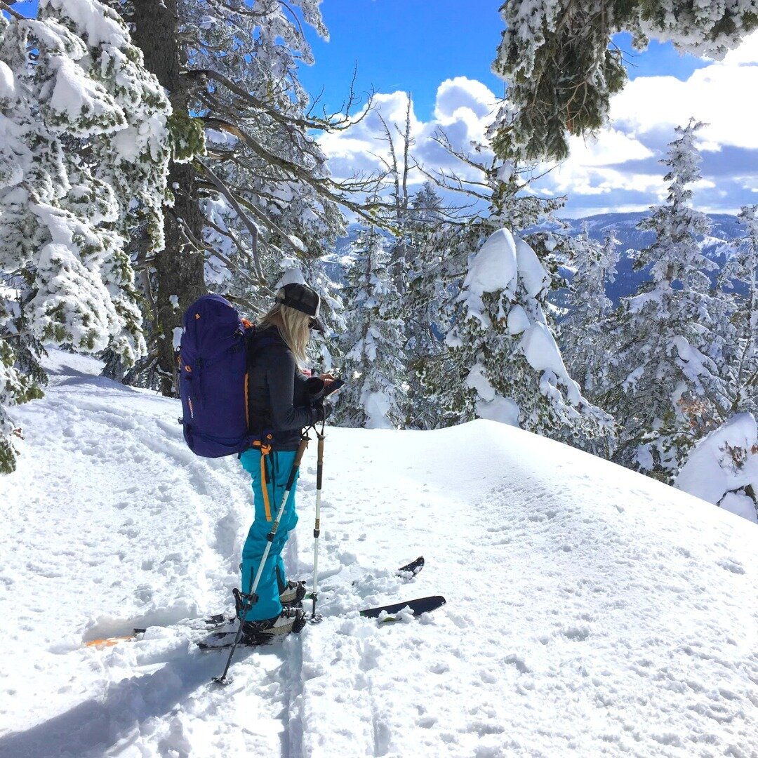 Living the adventure life in the stunning Sierra Nevada? It's crucial to be savvy about avalanche safety, especially in the Tahoe region. ⁠
⁠
💥Know Before You Go: Check local avalanche forecasts and conditions. Resources like the Sierra Avalanche Ce