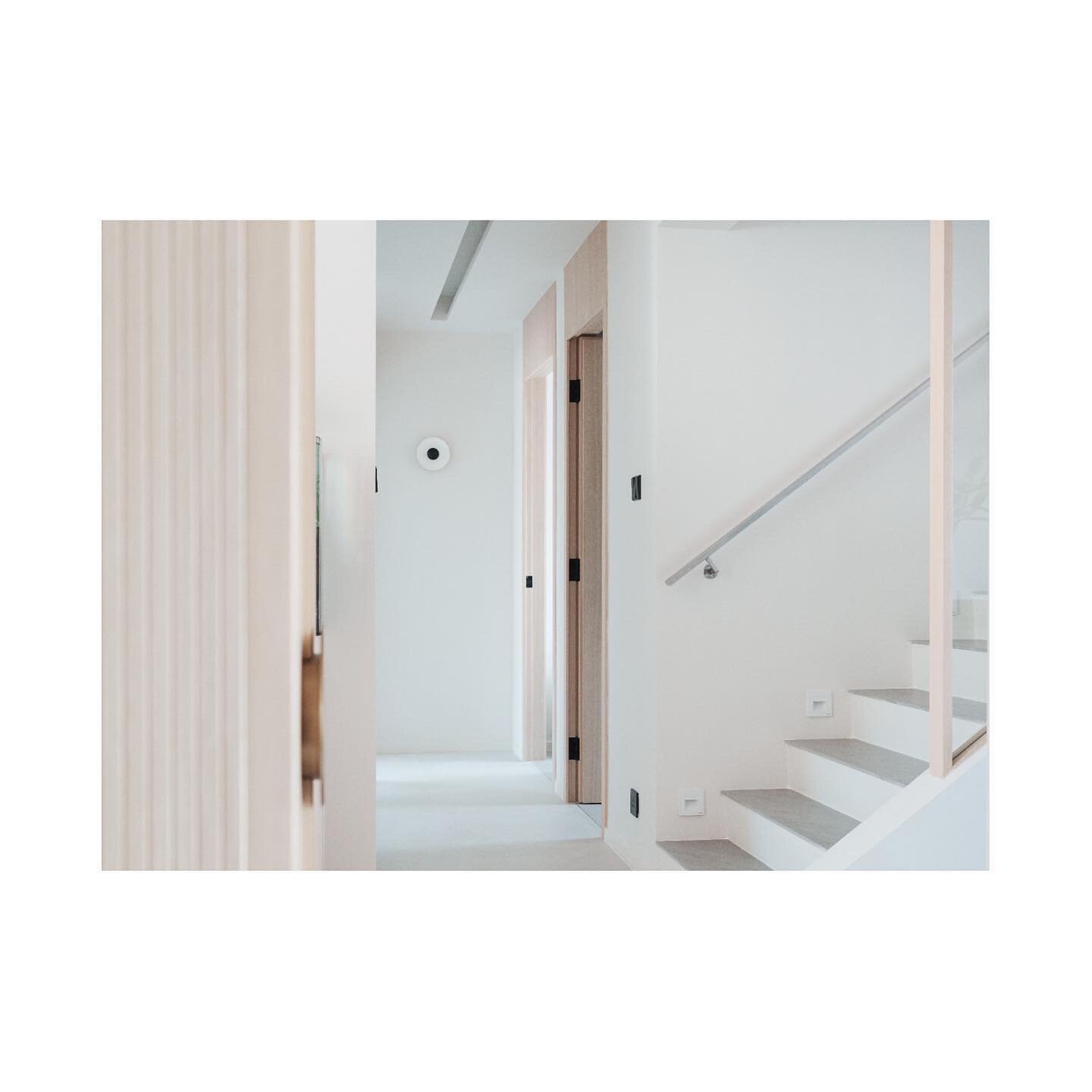 Sai Kung apartment - Hallway

Photography
@grasstso @123cheese_production 

#design #interiordesigner #residentialdesign #residential #naturallight #hongkonginteriordesigner #interior #atmosphere #sunlight #apartment #ziu_i.a #home #interiors #decor 