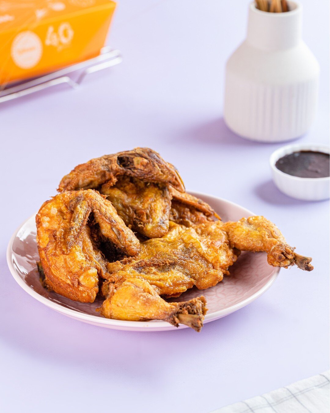 Menu Ayam Goreng #KalasanBaby sepertinya menjadi salah satu menu ayam terfavorit sejak tahun 1978. Ayam yang diungkep dengan bumbu spesial, membuat Ayam Goreng satu ini memiliki rasa yang gurih dan bumbu meresap hingga ke tulang. Pantas saja kelezata