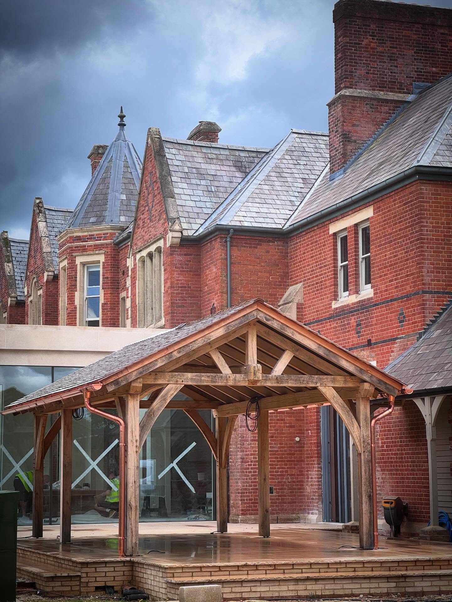 Great to be back at this beautiful oak frame gazebo we installed back in November for @miriaharris and @barr.build ✌️.

This time, we returned to add stunning copper gutters, giving it the perfect finishing touch. We think the warm tones of the coppe