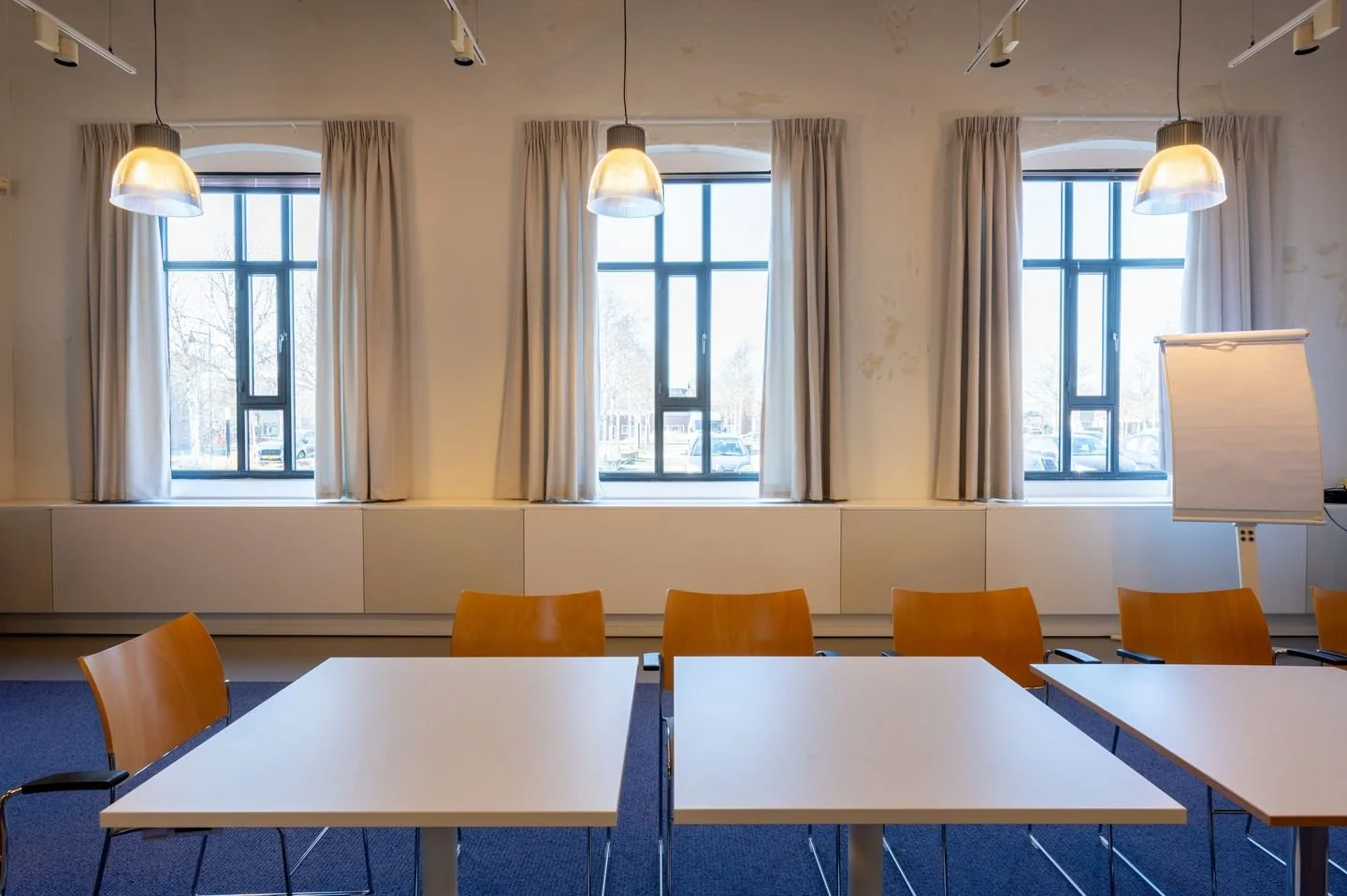 Vergaderruimte met biobased wandafwerking en refurbished meubilair in duurzaam kantoorinterieur
