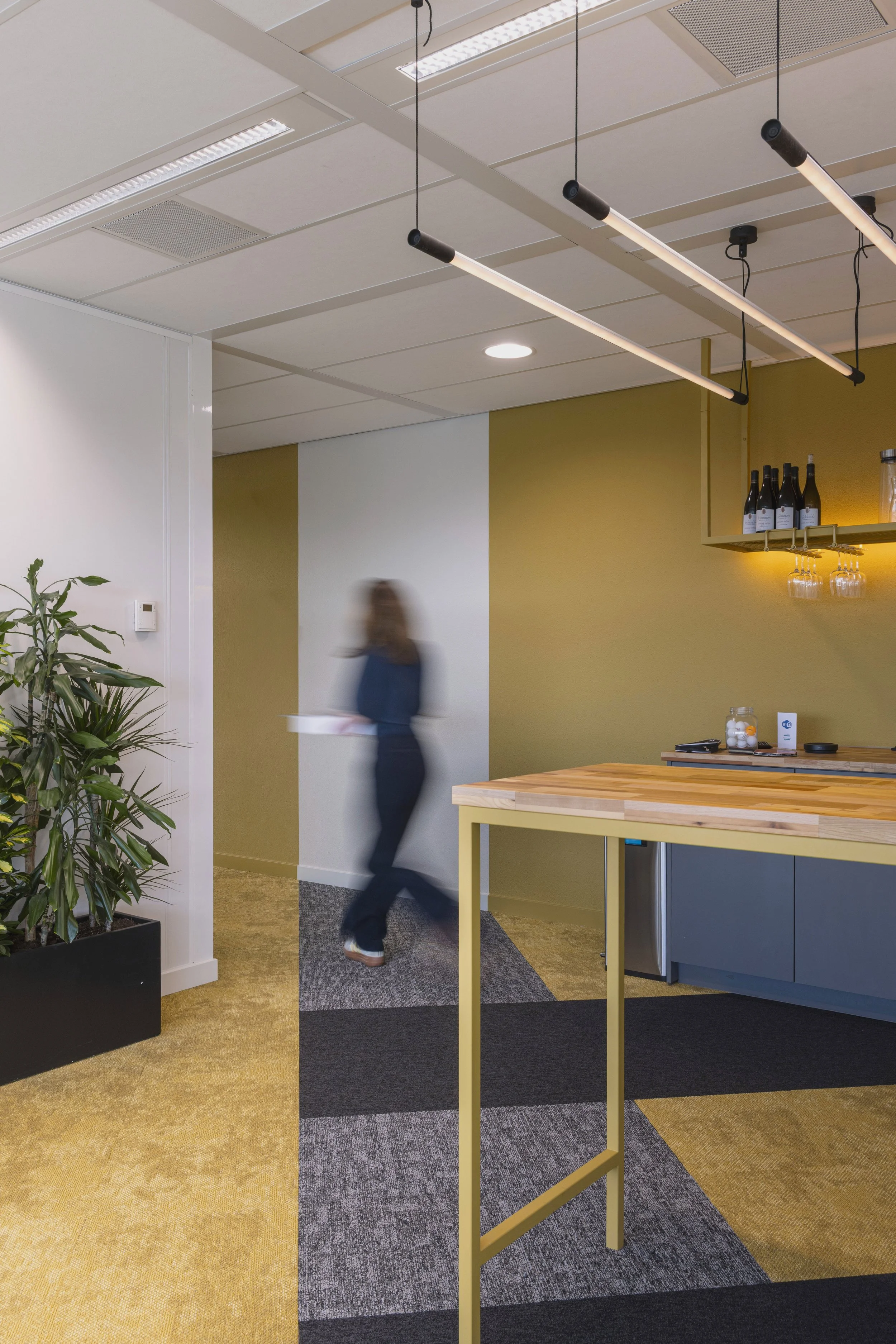 Werkcafé met hergebruikt meubilair binnen een circulair kantoorinterieur