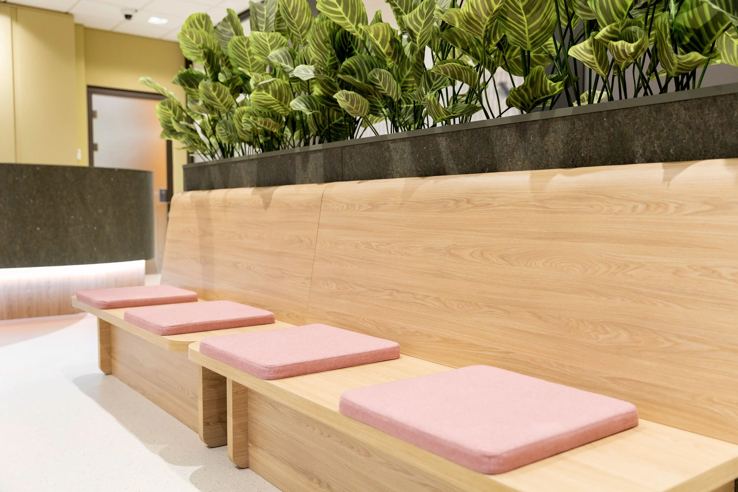 Modulair maatwerk zoals banken en plantenbakken in het circulaire kantoorontwerp van De Post, verplaatsbaar voor flexibiliteit.