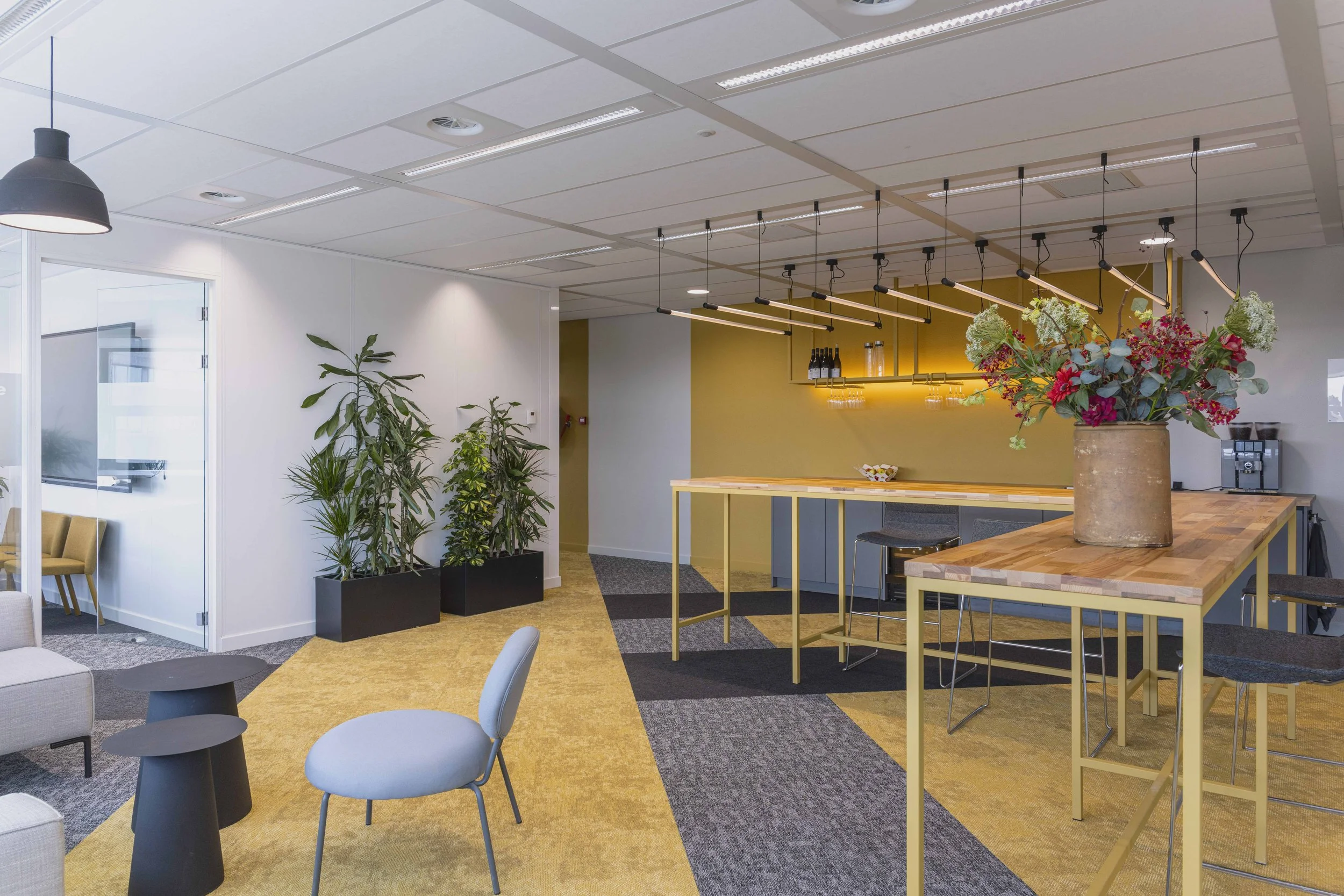 Interieurontwerp met hergebruik van materialen en meubilair voor Qwello kantoor in Amersfoort