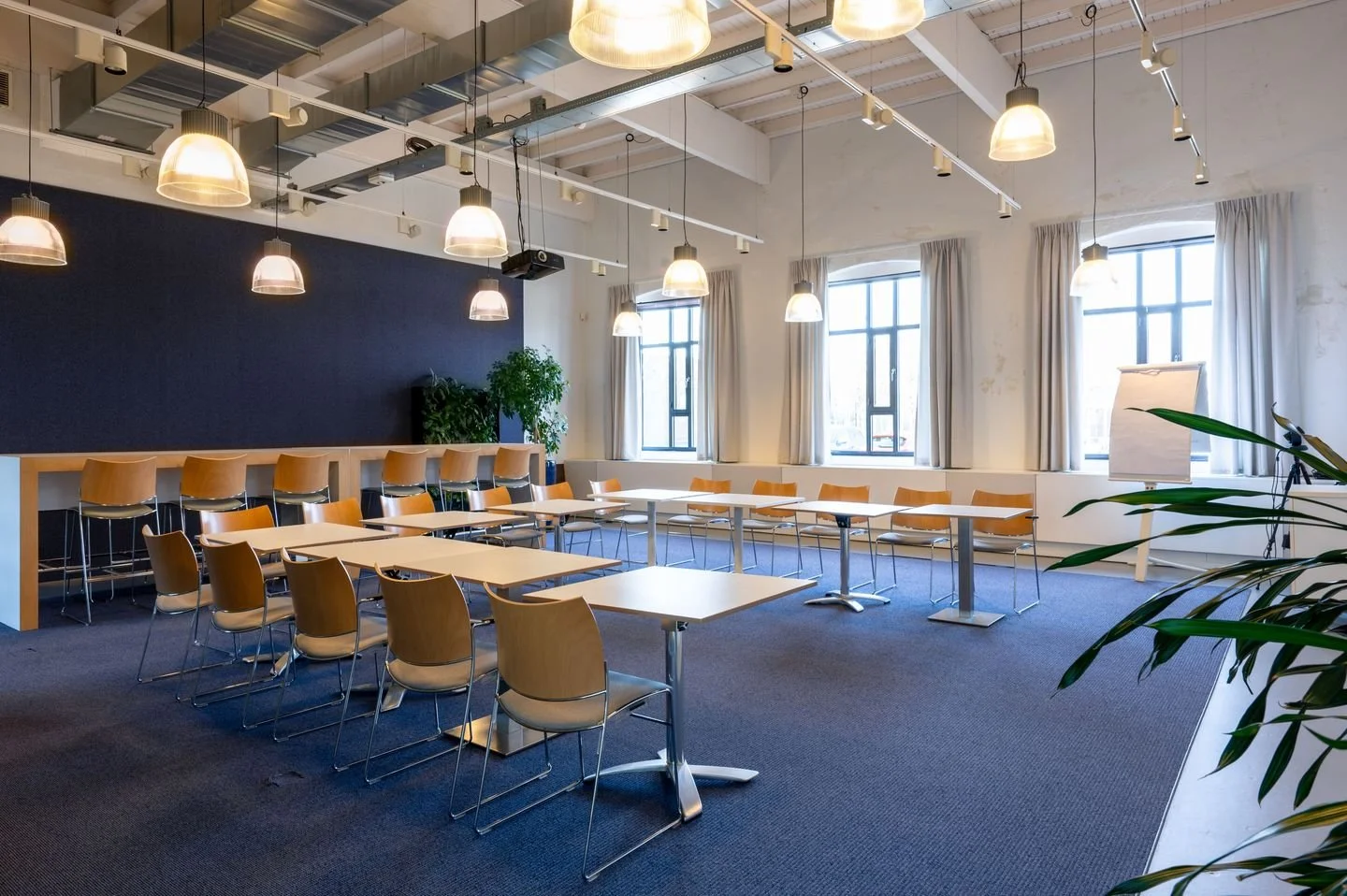 Overzichtsfoto van conferentiezaal met hergebruikt meubilair