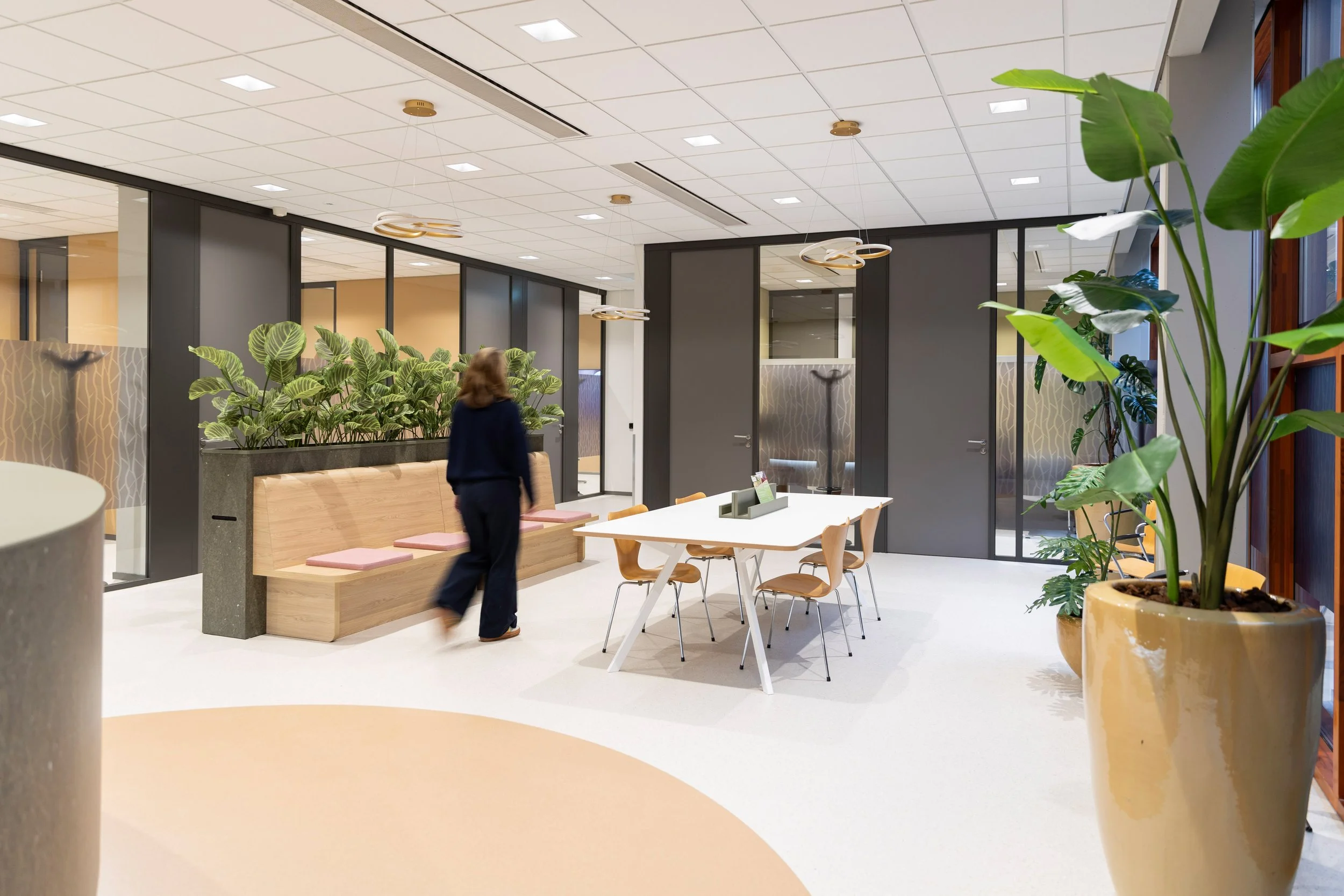 Warm en gastvrij ontvangst in het circulaire kantoorinterieur van Sociaal Team De Post in het gemeentehuis Winterswijk.