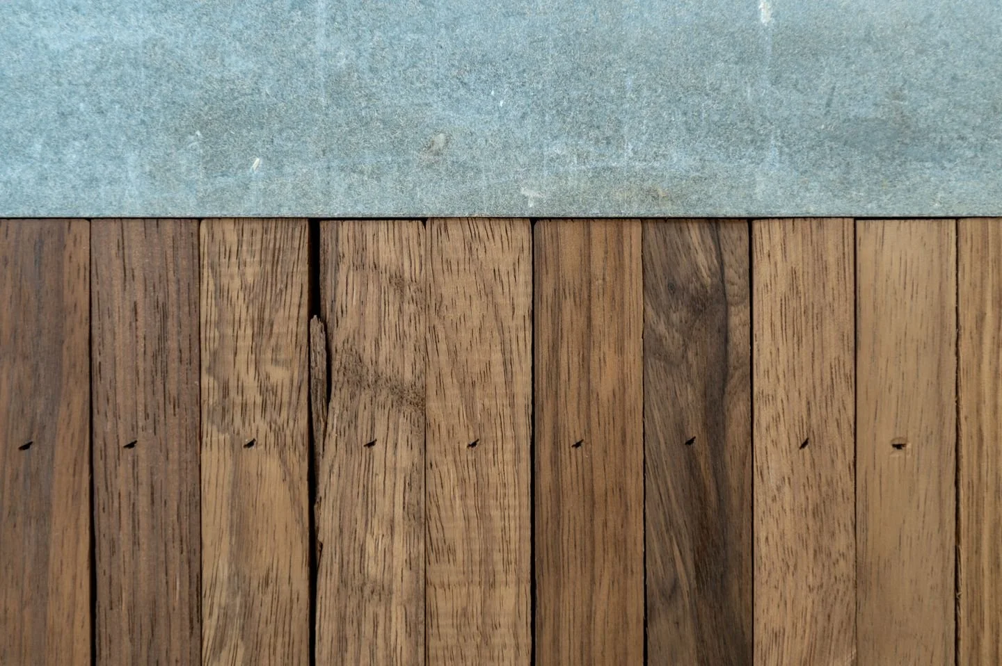 Detail van maatwerk meubel gemaakt van afval materiaal