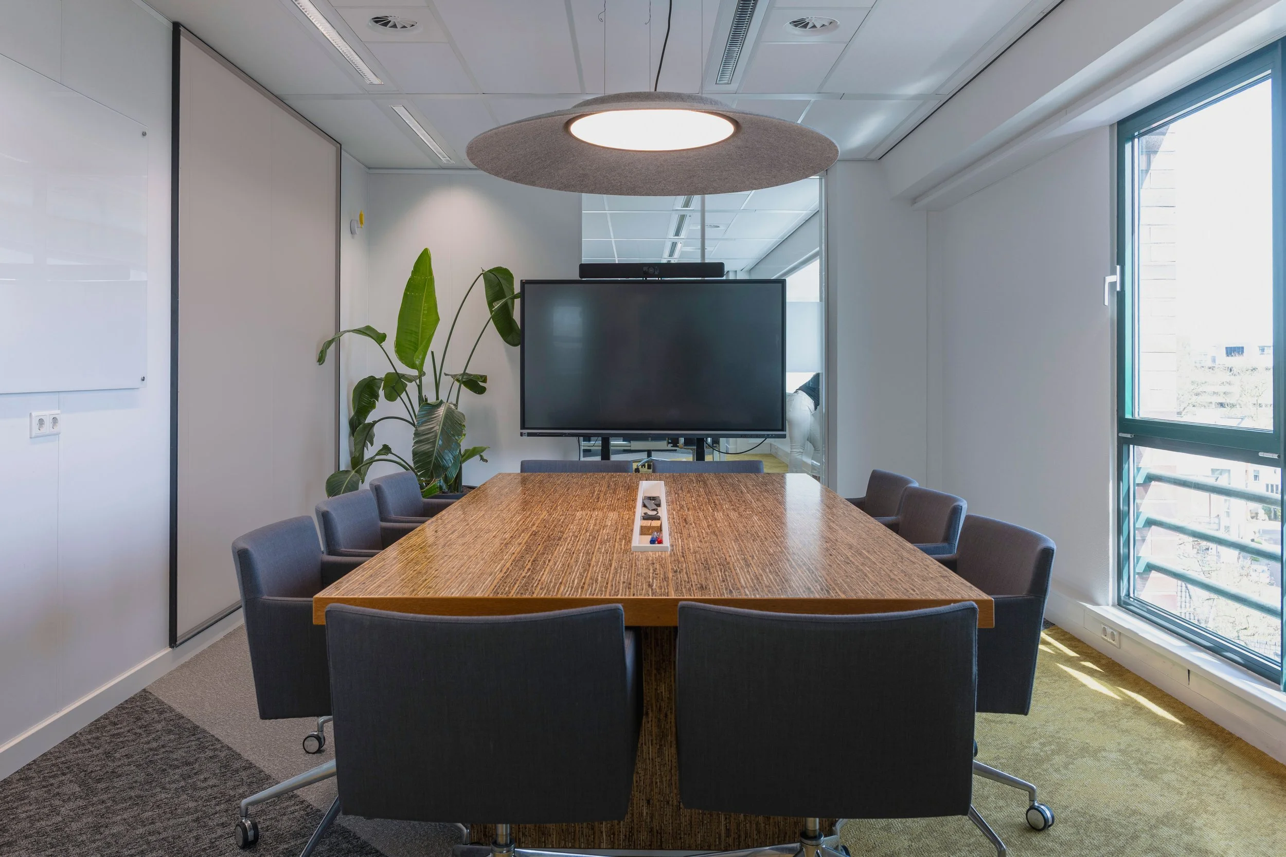 Vergaderruimte met hergebruikte materialen en meubilair in een circulair interieur