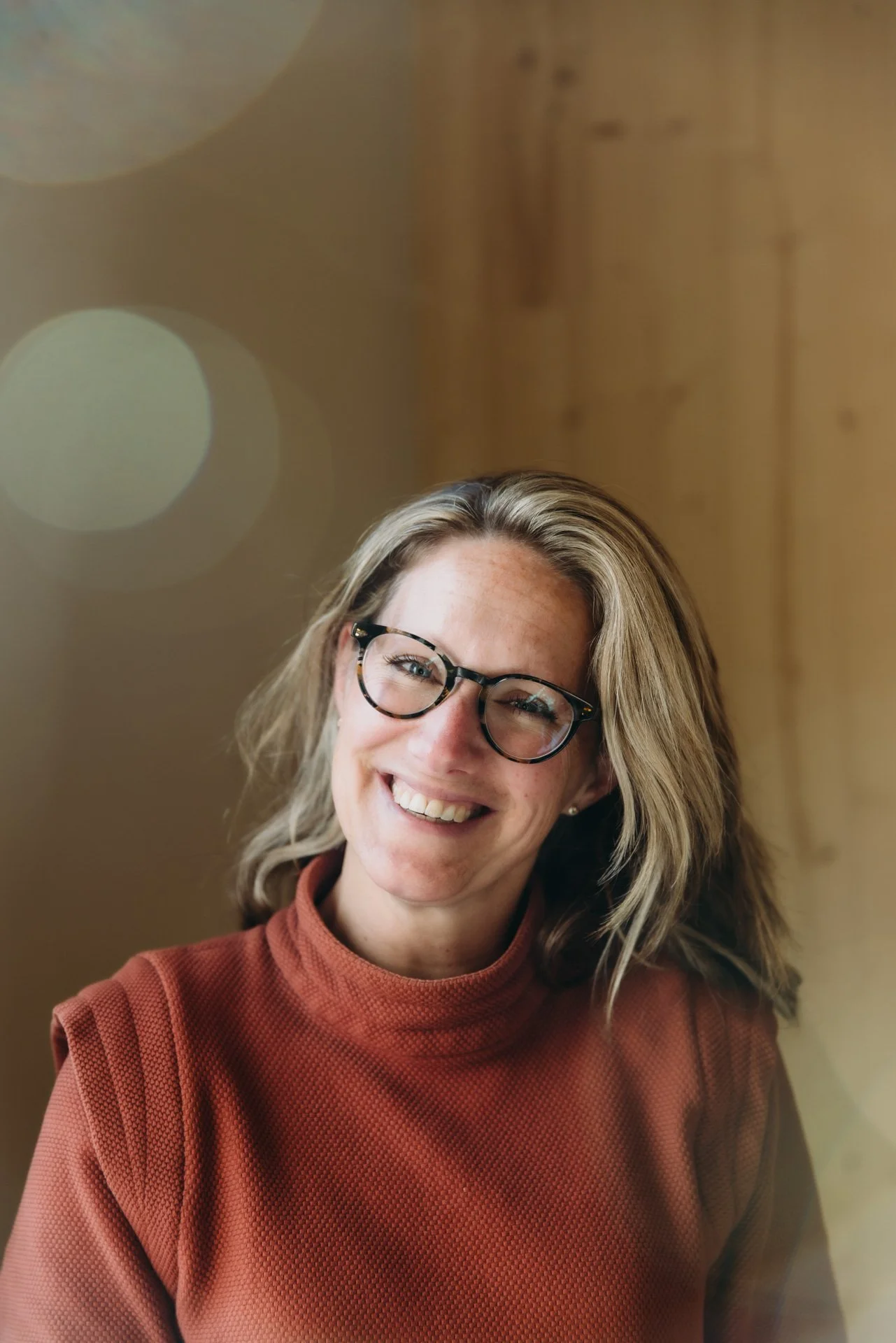 Portret van Maud van Hees, aanspreekpunt voor complete kantoorrenovaties