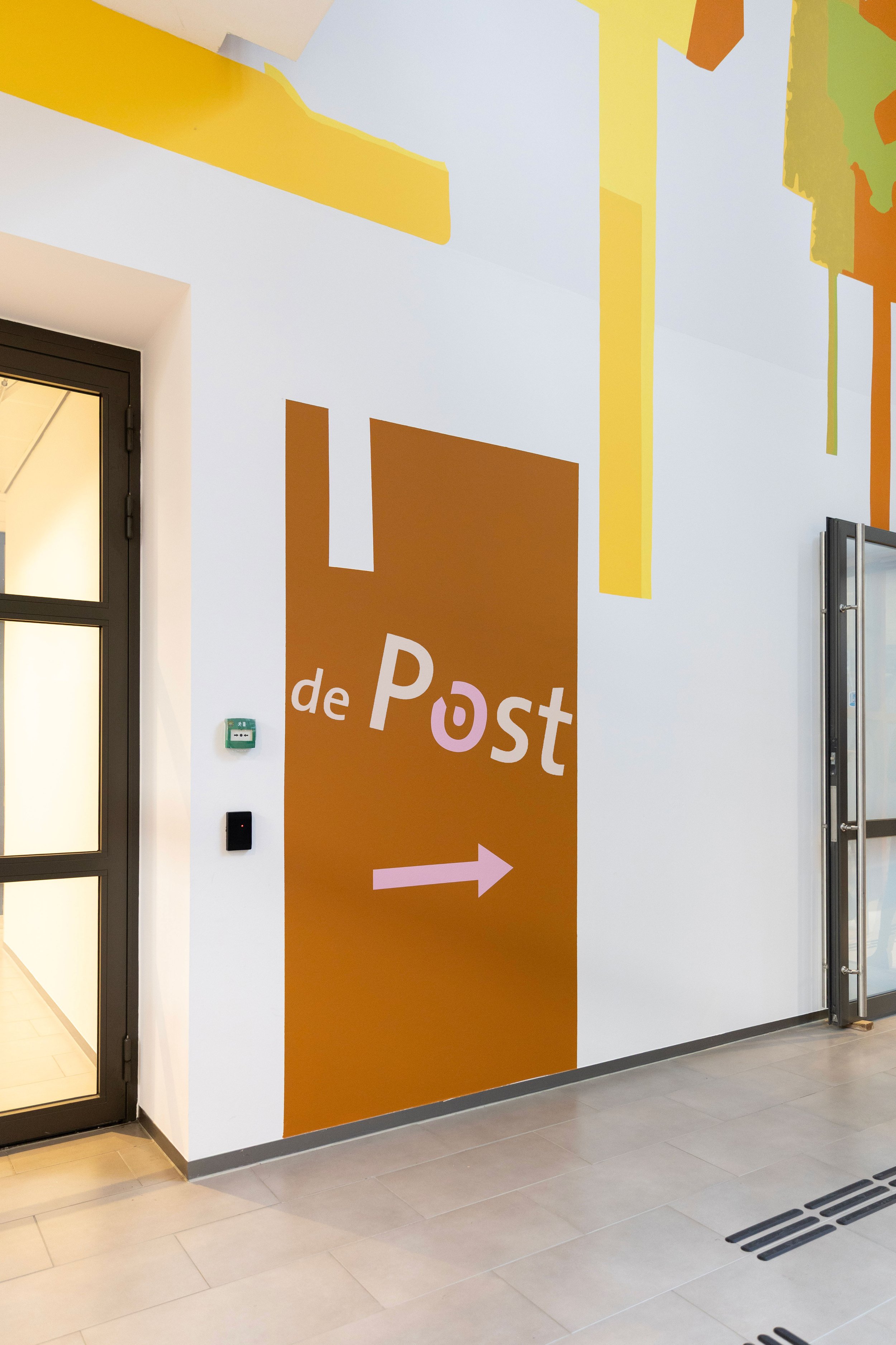 Vindbaar door herkenbare bewegwijzering op de wand van de publiekshal van het gemeentehuis.