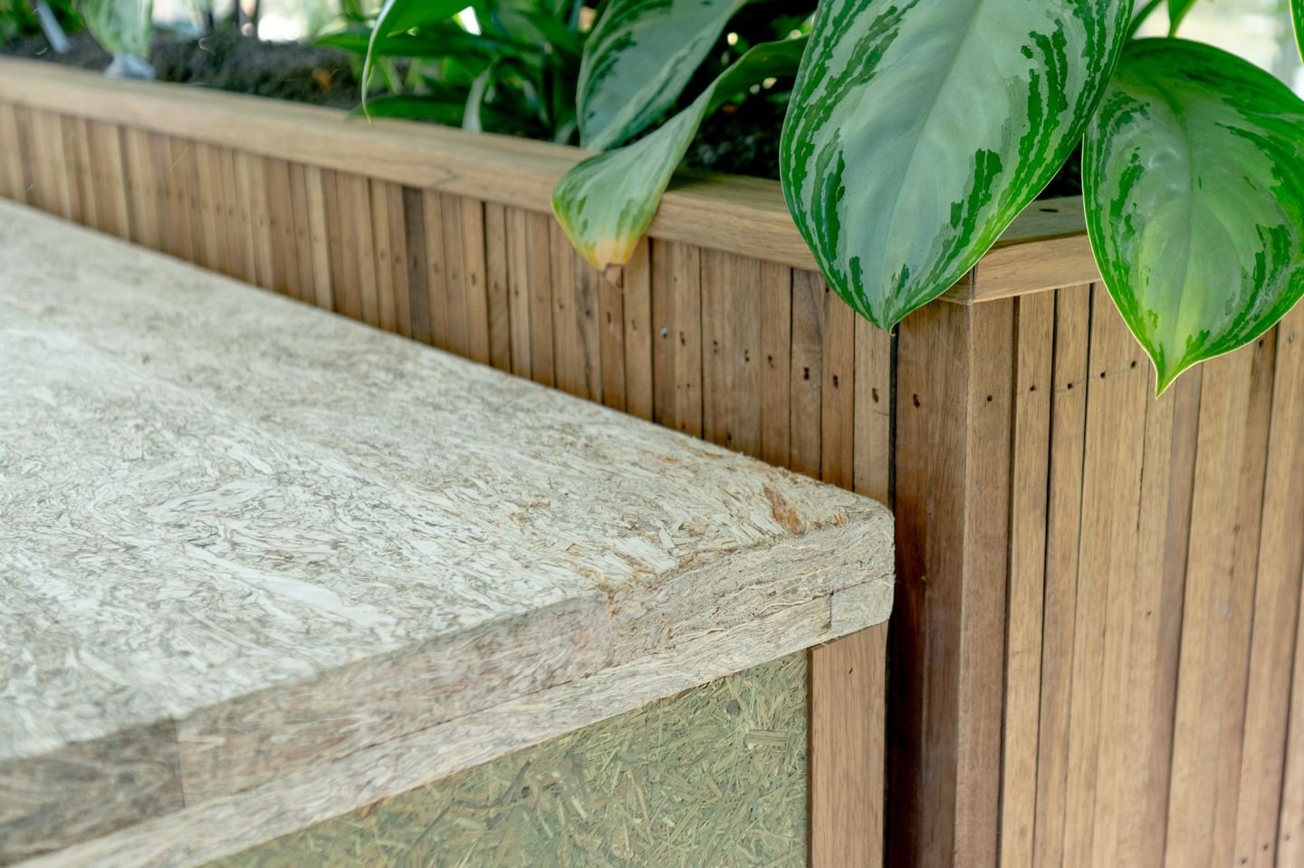 Detail van duurzame en biobased materialen toegepast in circulair kantoorinterieur