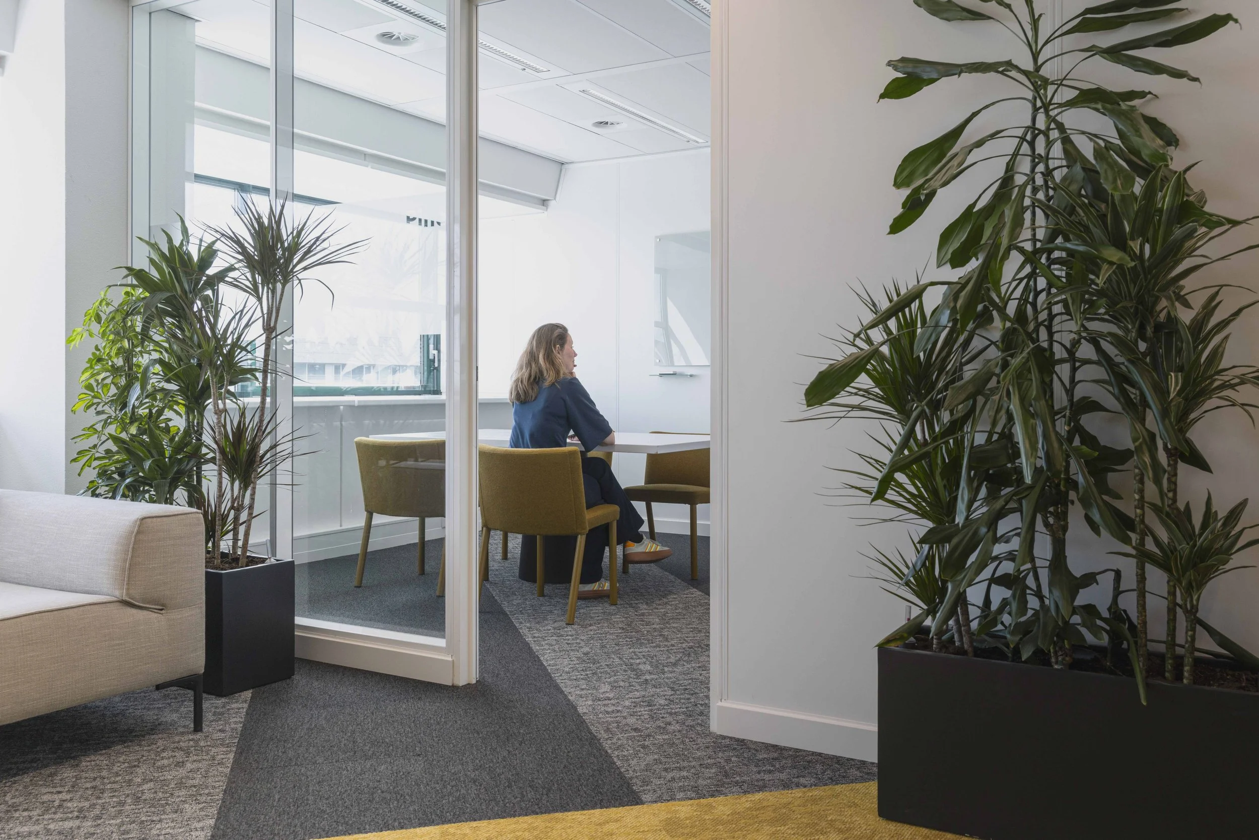 Overlegruimte met hergebruikte materialen en meubilair in een circulair interieur