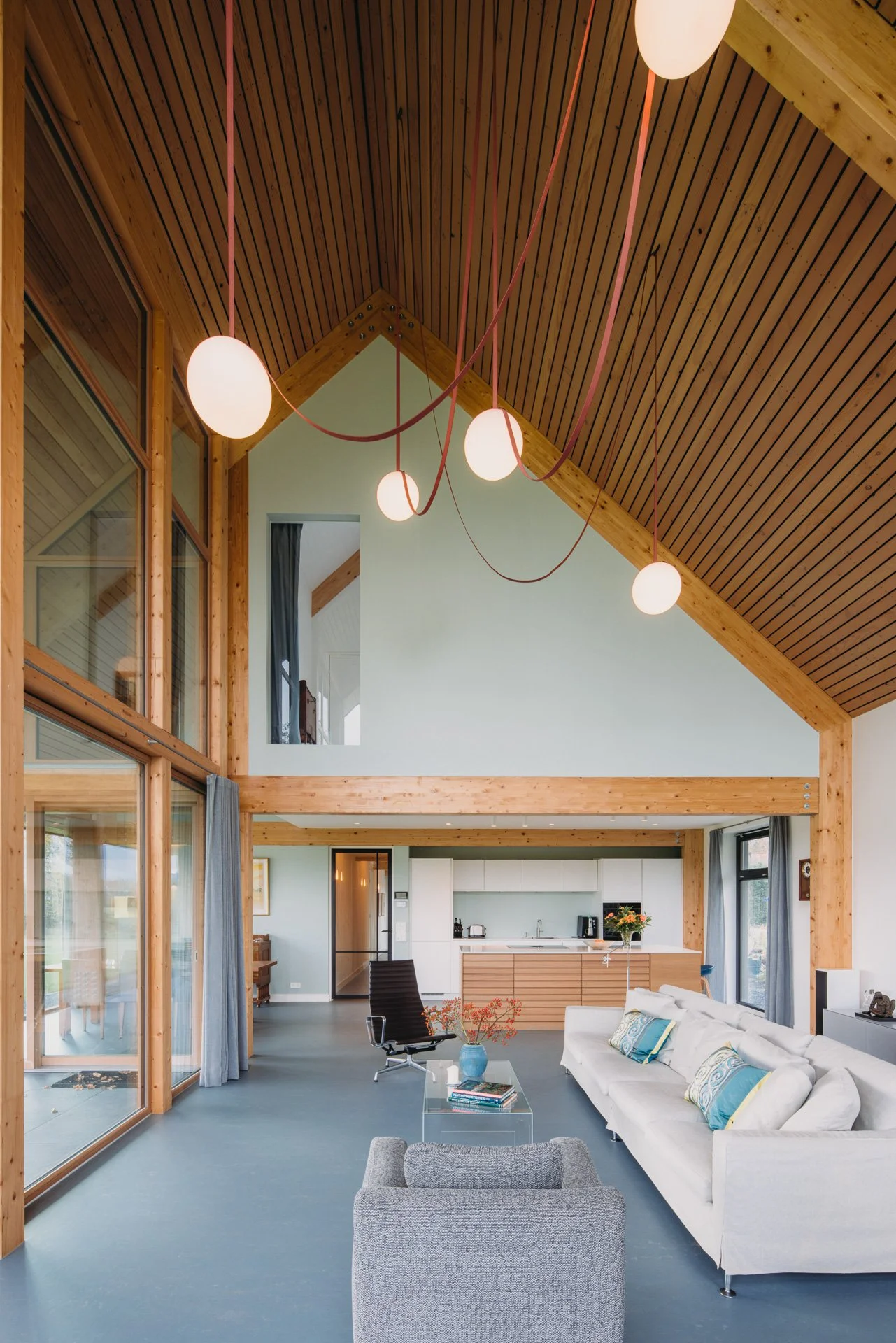 Moderne kroonluchter met rode banden en glazen bollen in nog van woonkamer