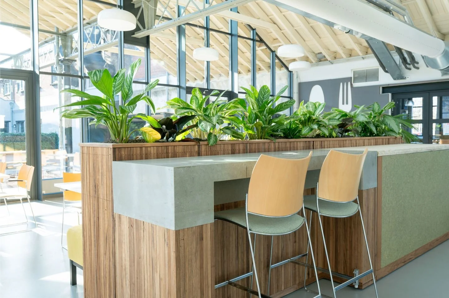 Barmeubel van een zero-waste interieur met biobased materialen in duurzaam kantoorontwerp voor Wonion
