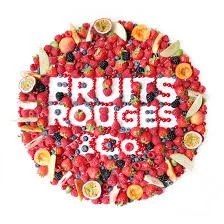 Gâteau décoré de fruits rouges avec le texte 'Fruits Route des Co' en crème au centre.