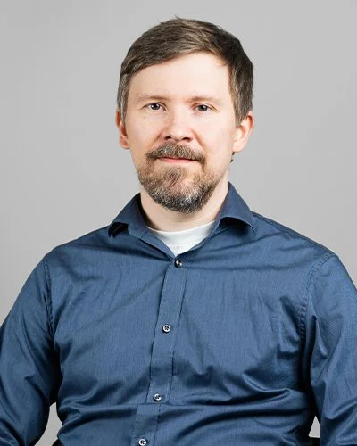 Lari H.