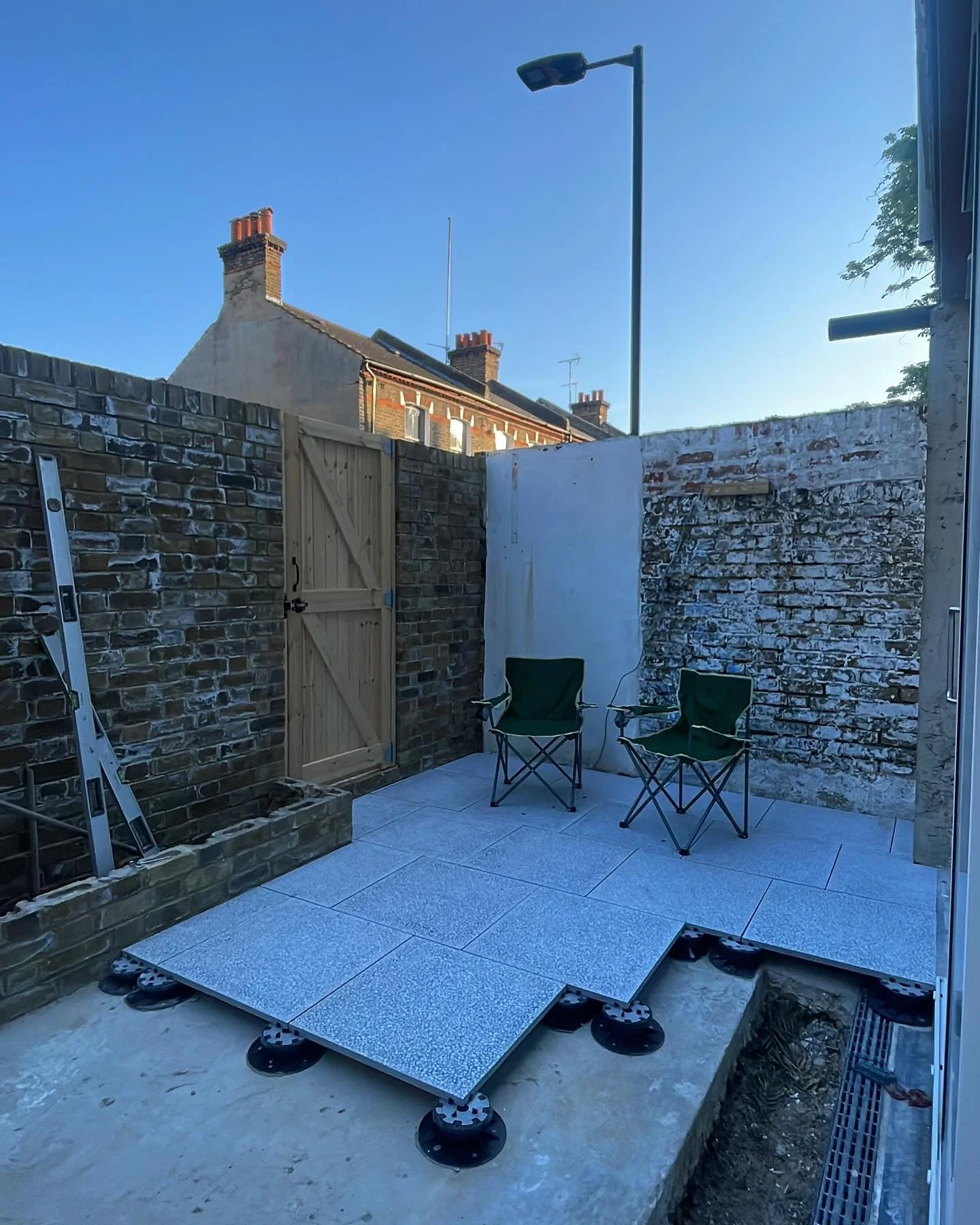 Garden refurb BTS. The pedestals and drainage are on show here, it&rsquo;s a deconstructed WIP, but something about the structure and services being exposed, feels like Hi-tech architecture style of the 70&rsquo;s/80&rsquo;s/ early 90&rsquo;s. The Te