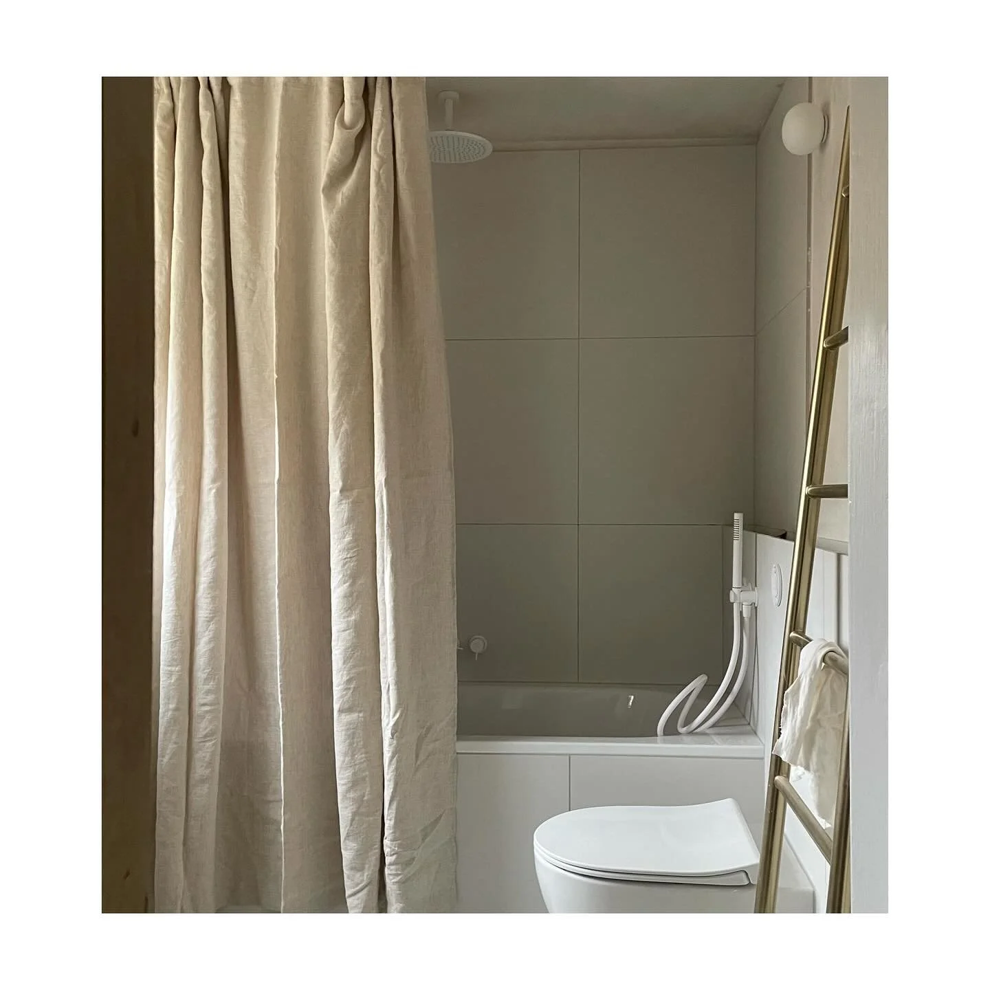 Bathroom snagging&hellip;. Glad to see this playful composition provides both crisp simplicity &amp; warmth.

#bathroomdesign #linenshowercurtain #whitetapware #dontmoveimprove #architectureandinteriors #ladderradiator