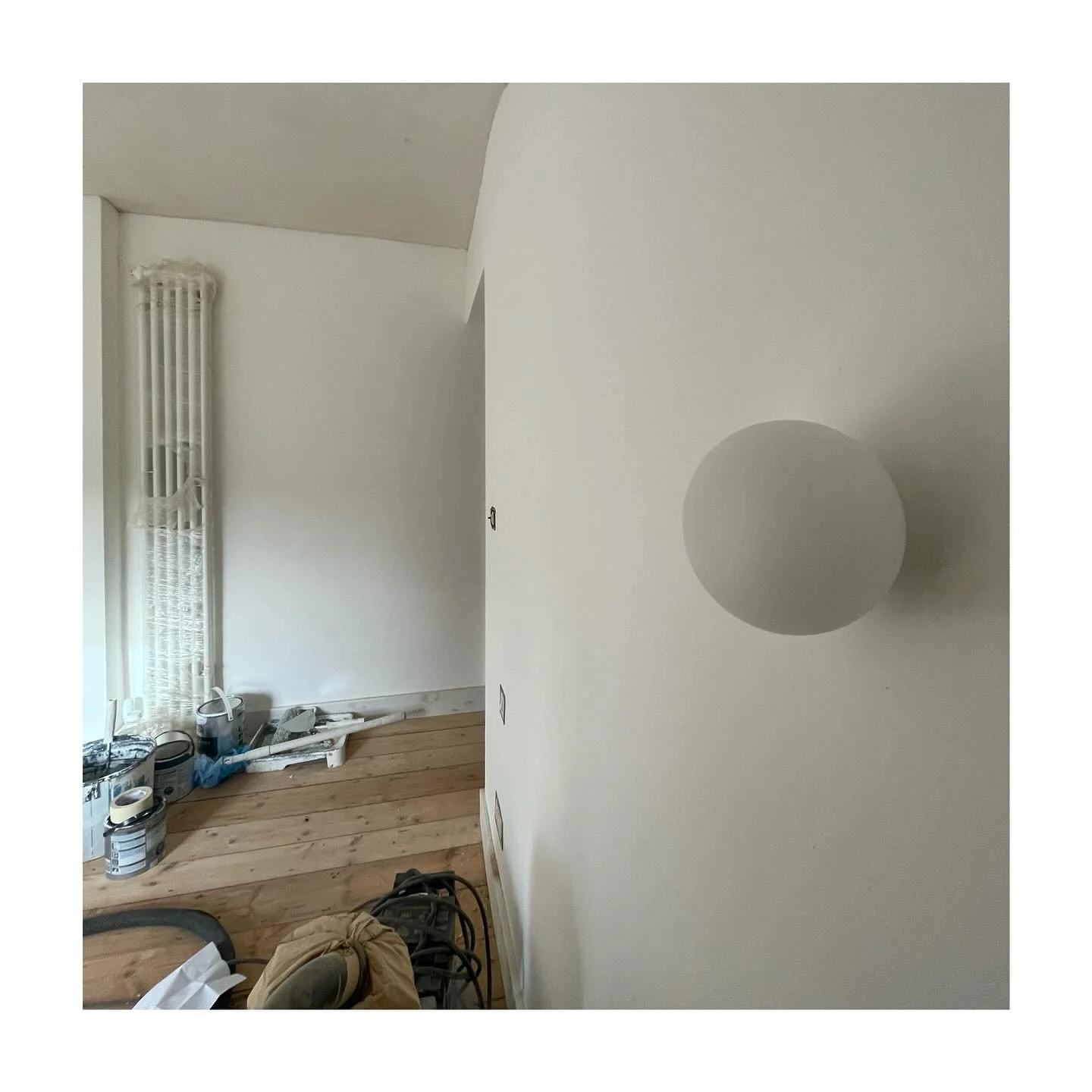 If in doubt, we find simple, playful and minimal details are timeless and can complement so many other accents in a space. This Mini Glo-Ball light by @flos always seems to do the trick.  #bedsidewalllight #walllights #minimal #dontmoveimprove